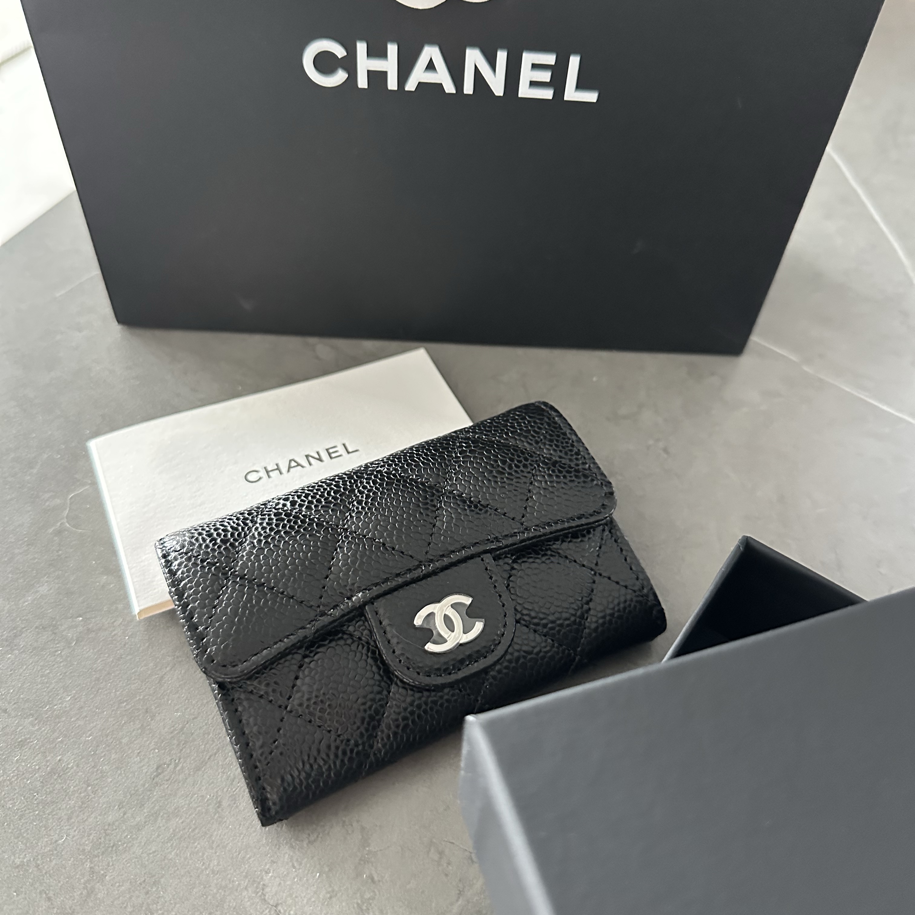 Chanel Classic Card Holder Grained Calfskin & Silver Black 착용 스타일