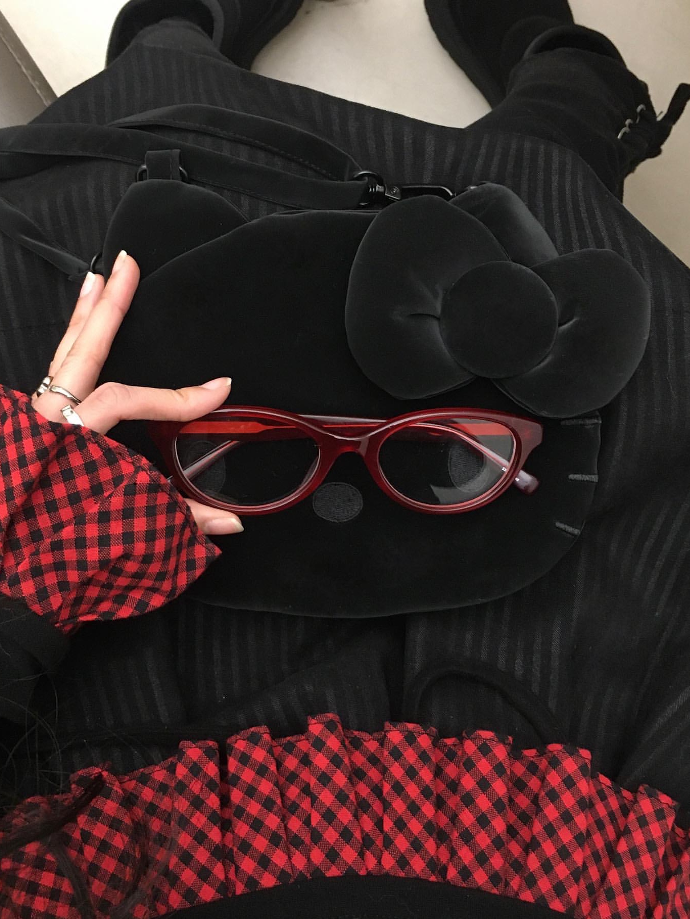 Joseph&Stacey Haze Mini Cross Hello Kitty Black 착용 스타일 - 3