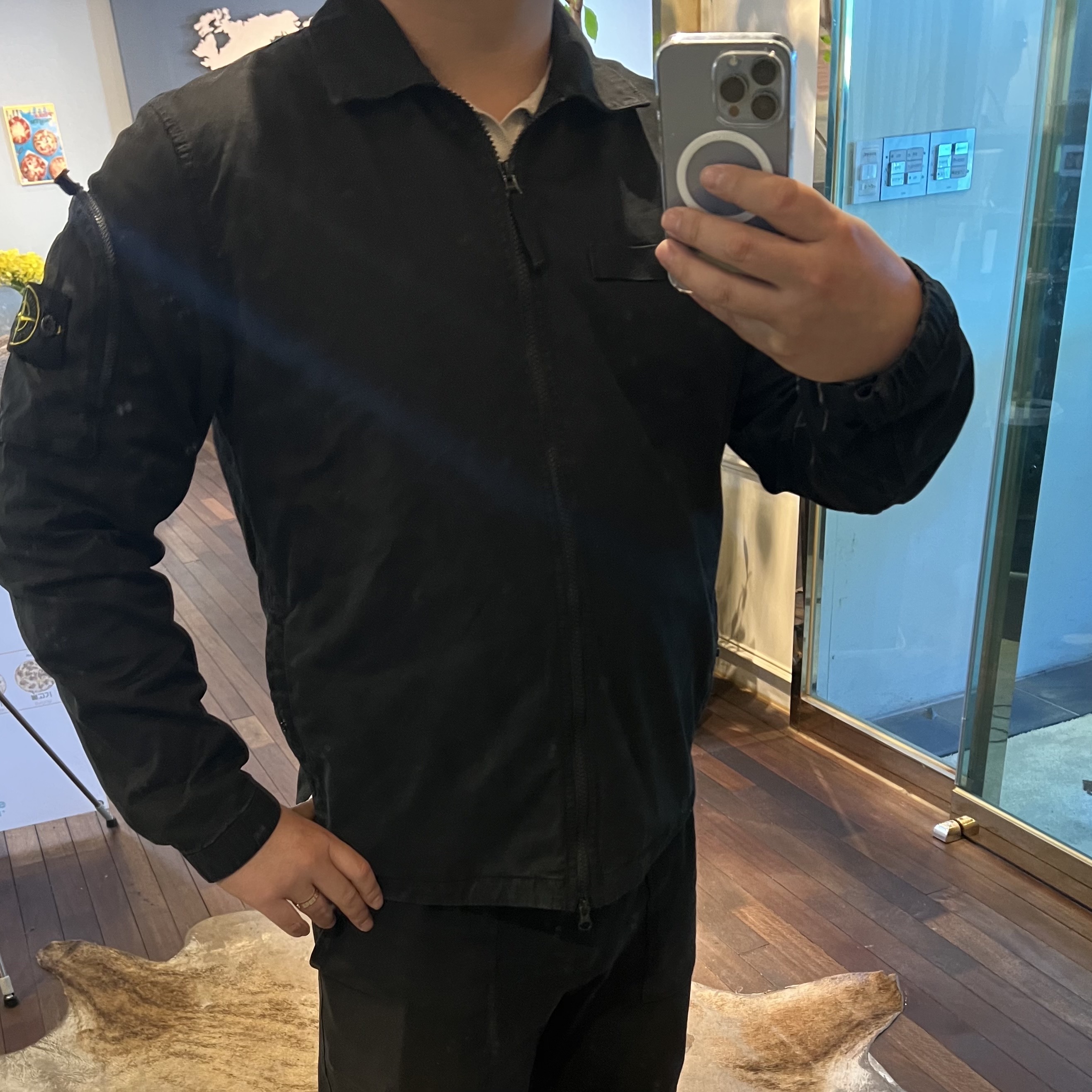 Stone Island 1200003 Organic Stretch Broken Twill Cotton Old Effect Overshirt with Zip Fastening Black - 25SS 착용 스타일