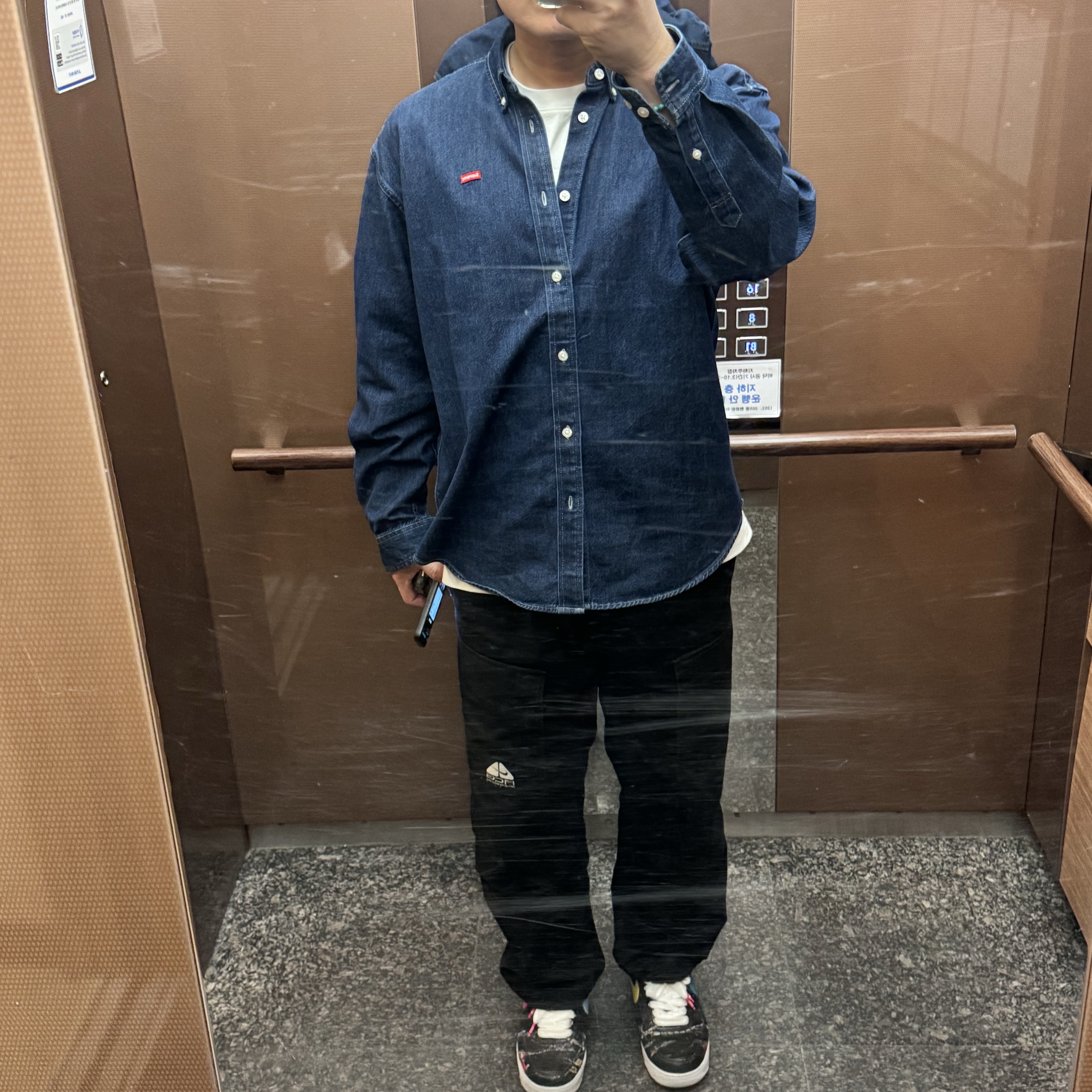 슈프림 스몰 박스 셔츠 린스드 데님 - 24FW, 슈프림 x 나이키 ACG 벨티드 데님 팬츠 블랙 - 22FW 착용 스타일