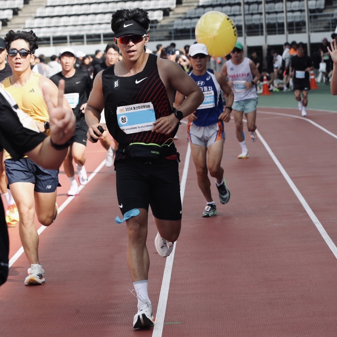 Nike Dri-Fit ADV AeroSwift Bowerman Track Racing Singlet Black Gym Red, On Running Cloudboom Strike White Black 착용 스타일 - 2