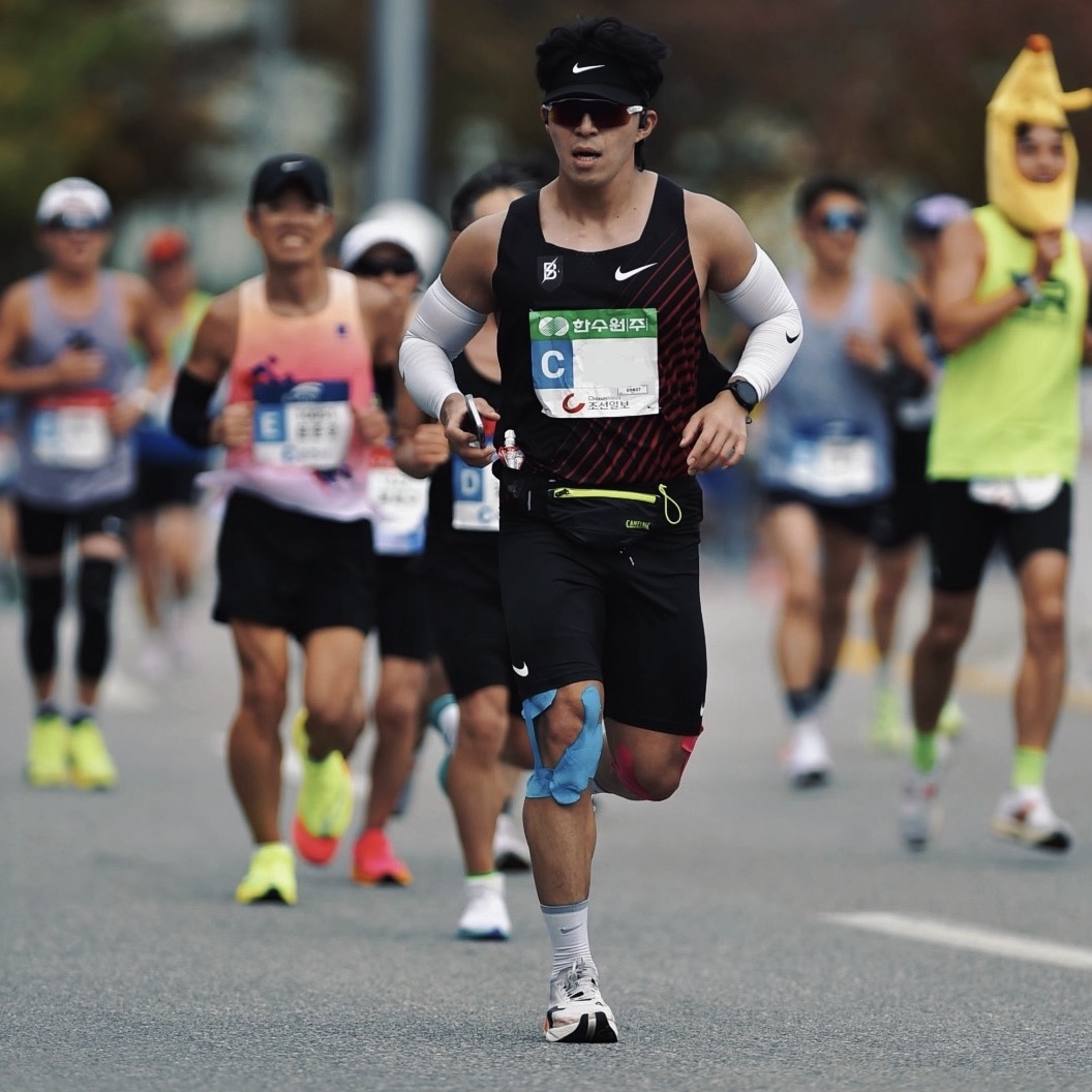 Nike Dri-Fit ADV AeroSwift Bowerman Track Racing Singlet Black Gym Red, On Running Cloudboom Strike White Black 착용 스타일 - 1