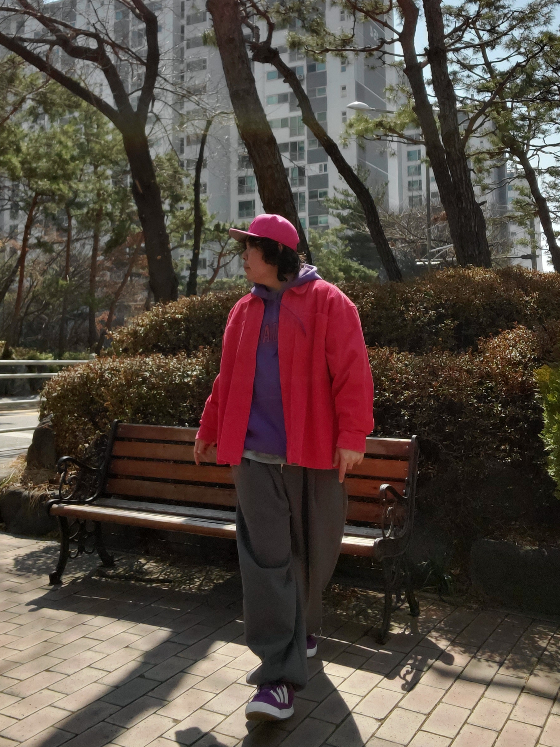 아디다스 x 아트모스 아디매틱 글로리 퍼플, 데우스 엑스 마키나 서울 컬리지 롱슬리브 티셔츠 그레이 말 착용 스타일 - 1