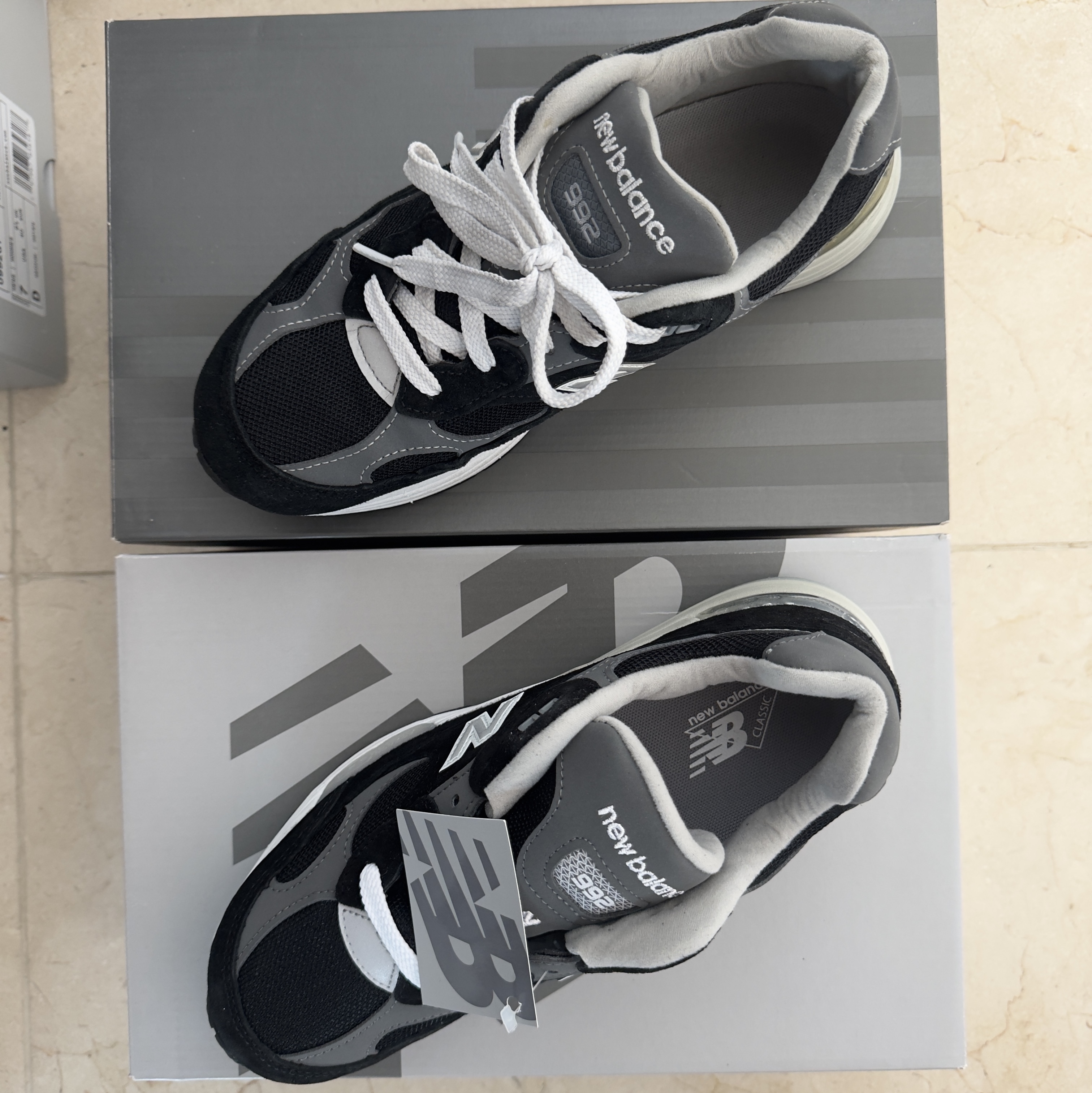New Balance 992 Made in USA Black Grey, New Balance 992 Made in USA Core Black Grey 착용 스타일 - 2