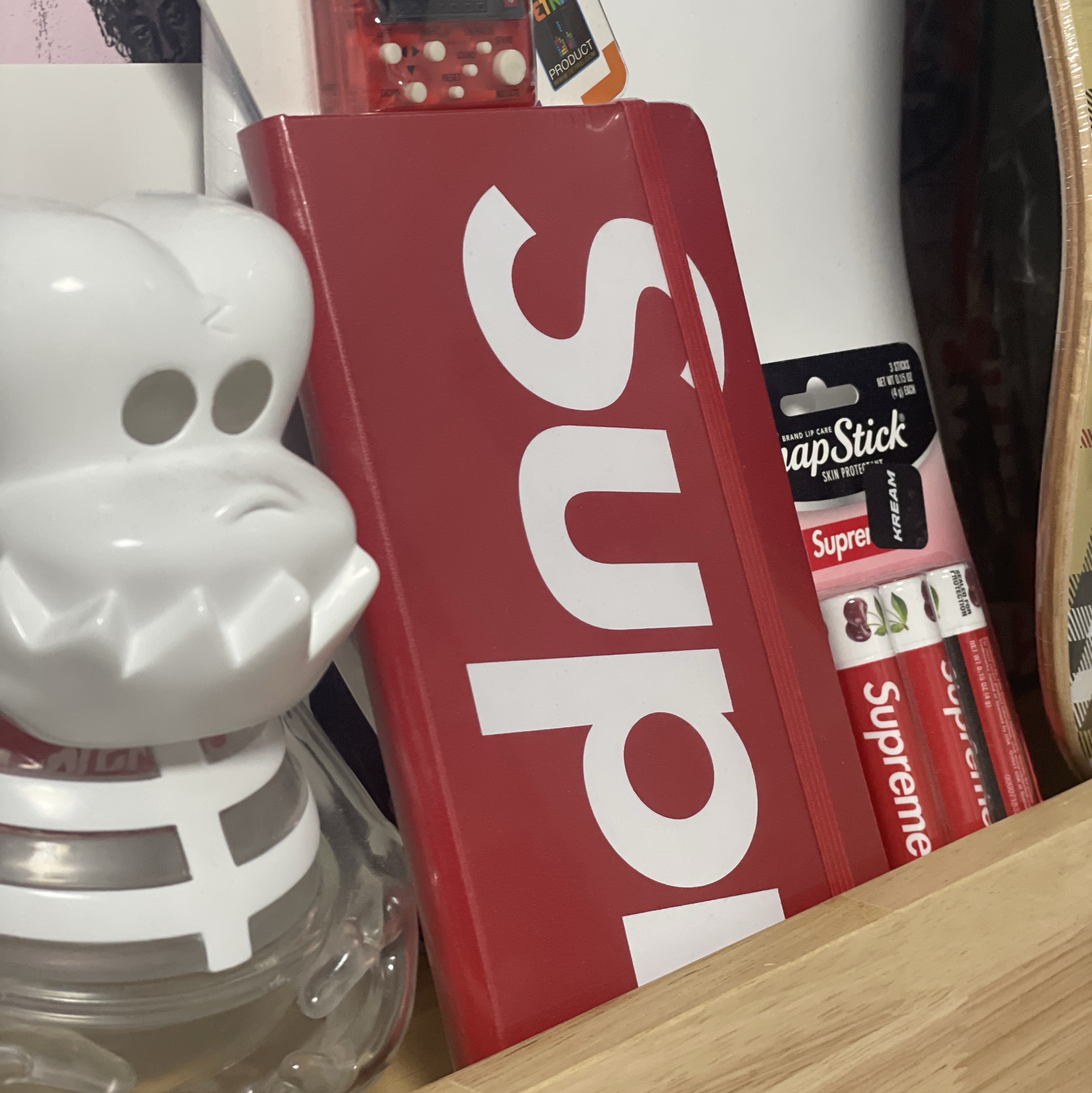 Supreme x Moleskine Notebook Red - 24FW, Supreme Chapstick Red (3 Pack) 착용 스타일