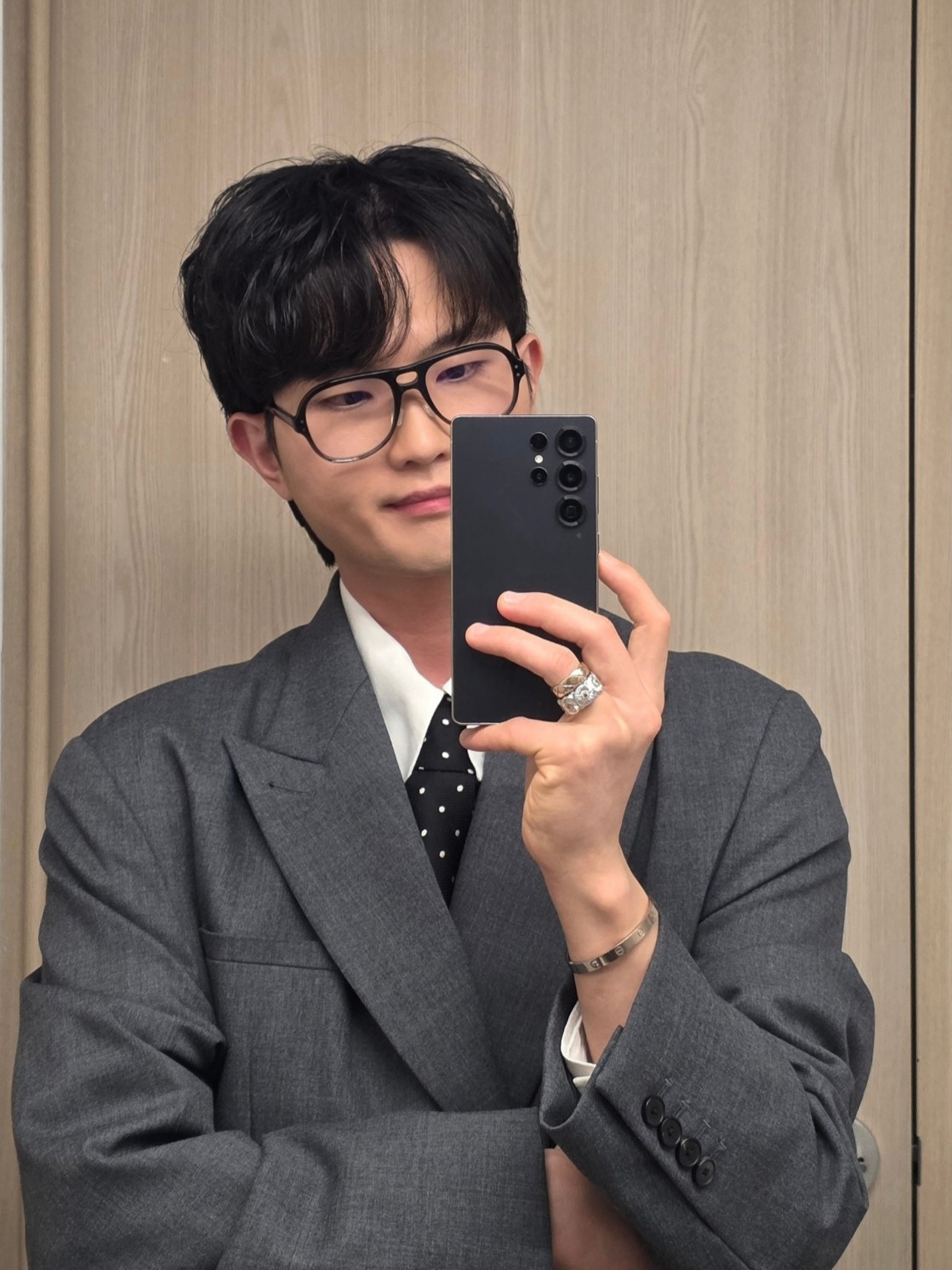 STU Double Blazer Mid Grey with Lunar Snap Brooch, Tom Ford Dot Pattern Silk Tie Black 착용 스타일 - 1