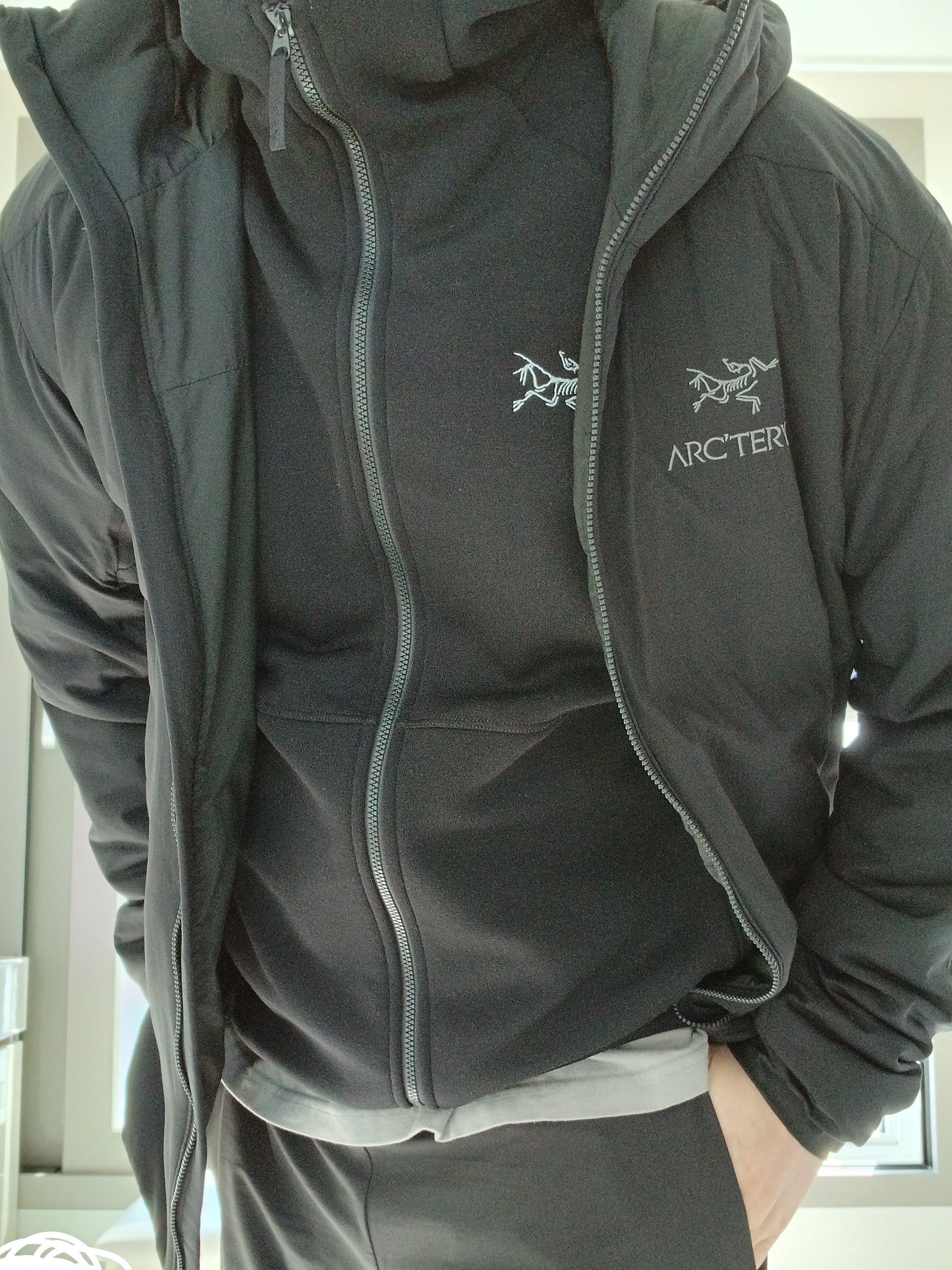 Arc'teryx Atom LT Hoody Black, Arc'teryx Kyanite Lightweight Hoody Hoody Black 착용 스타일 - 6