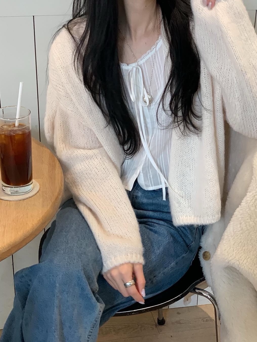 FARVEN Straw Recycle Polyester Cardigan Ivory 착용 스타일 - 2