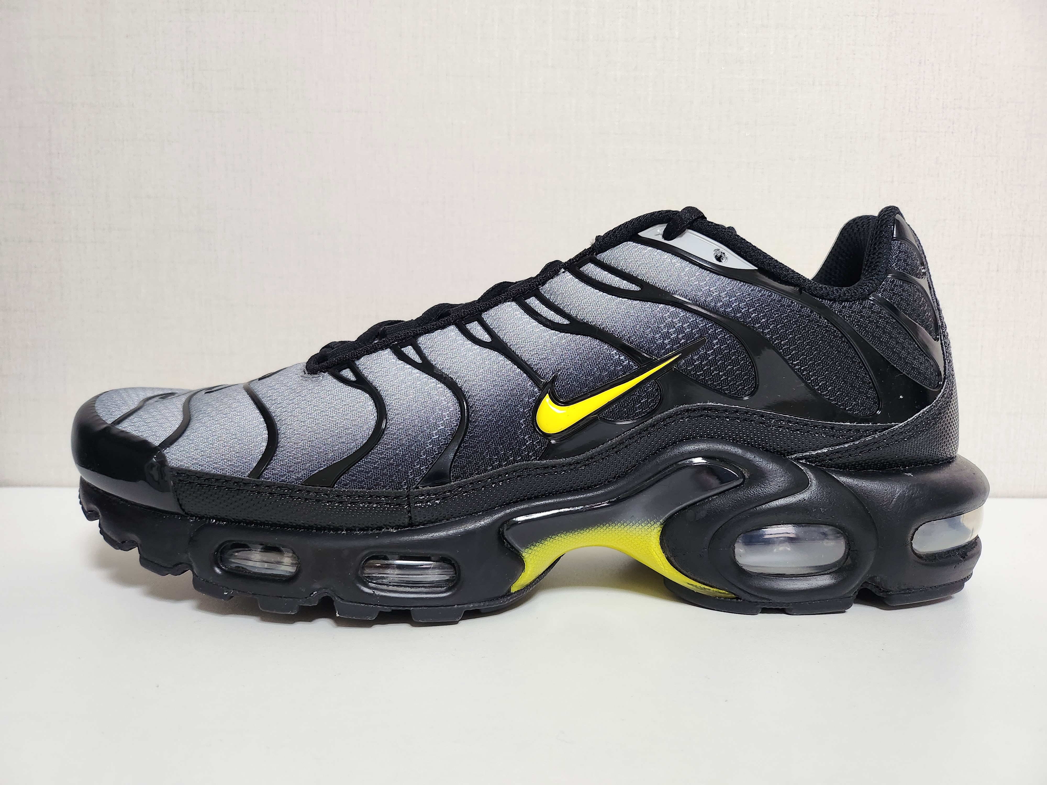 Nike Air Max Plus Black Wolf Grey 착용 스타일