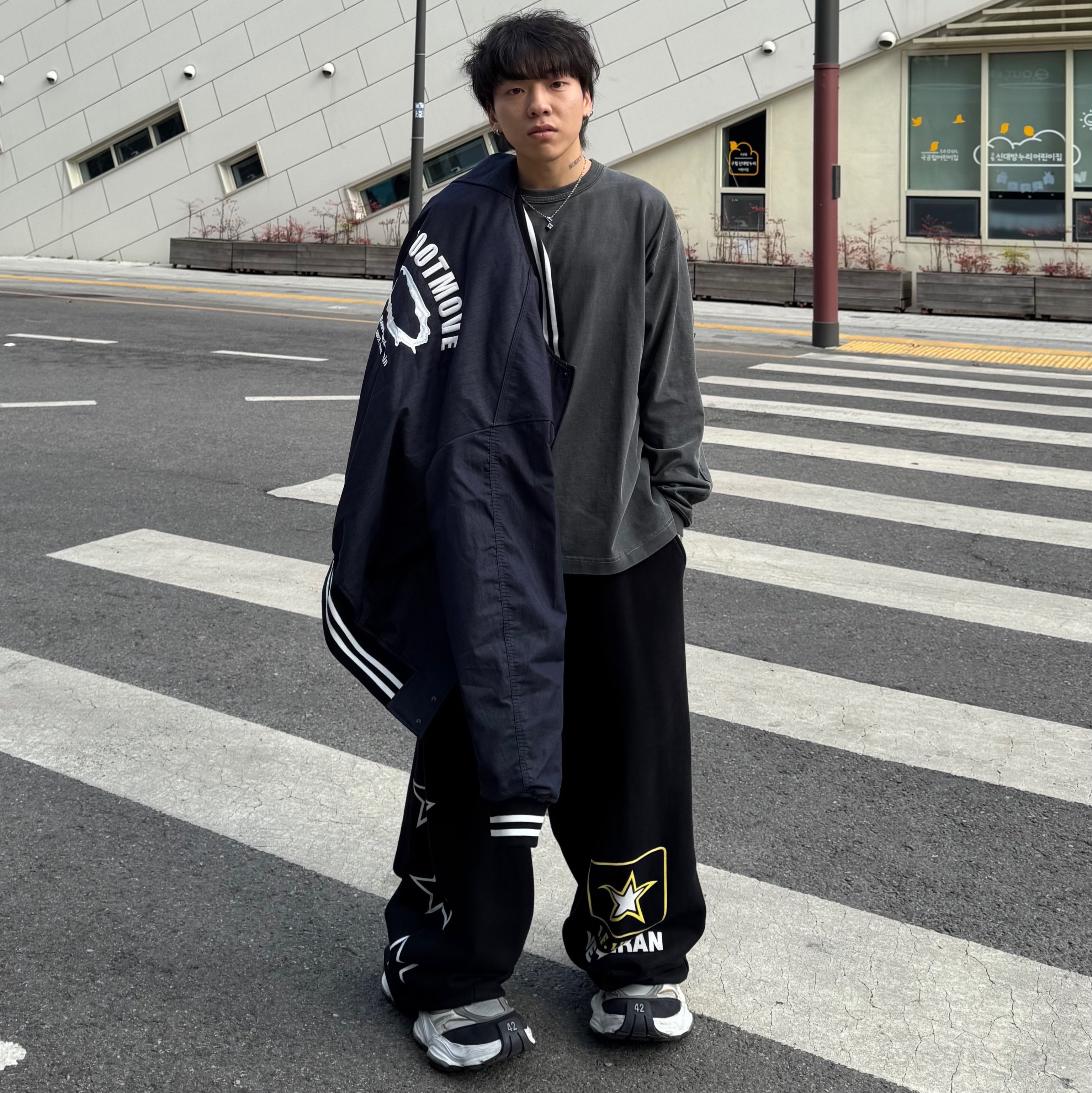 Balenciaga Cargo Sneakers White Grey 착용 스타일 - 1