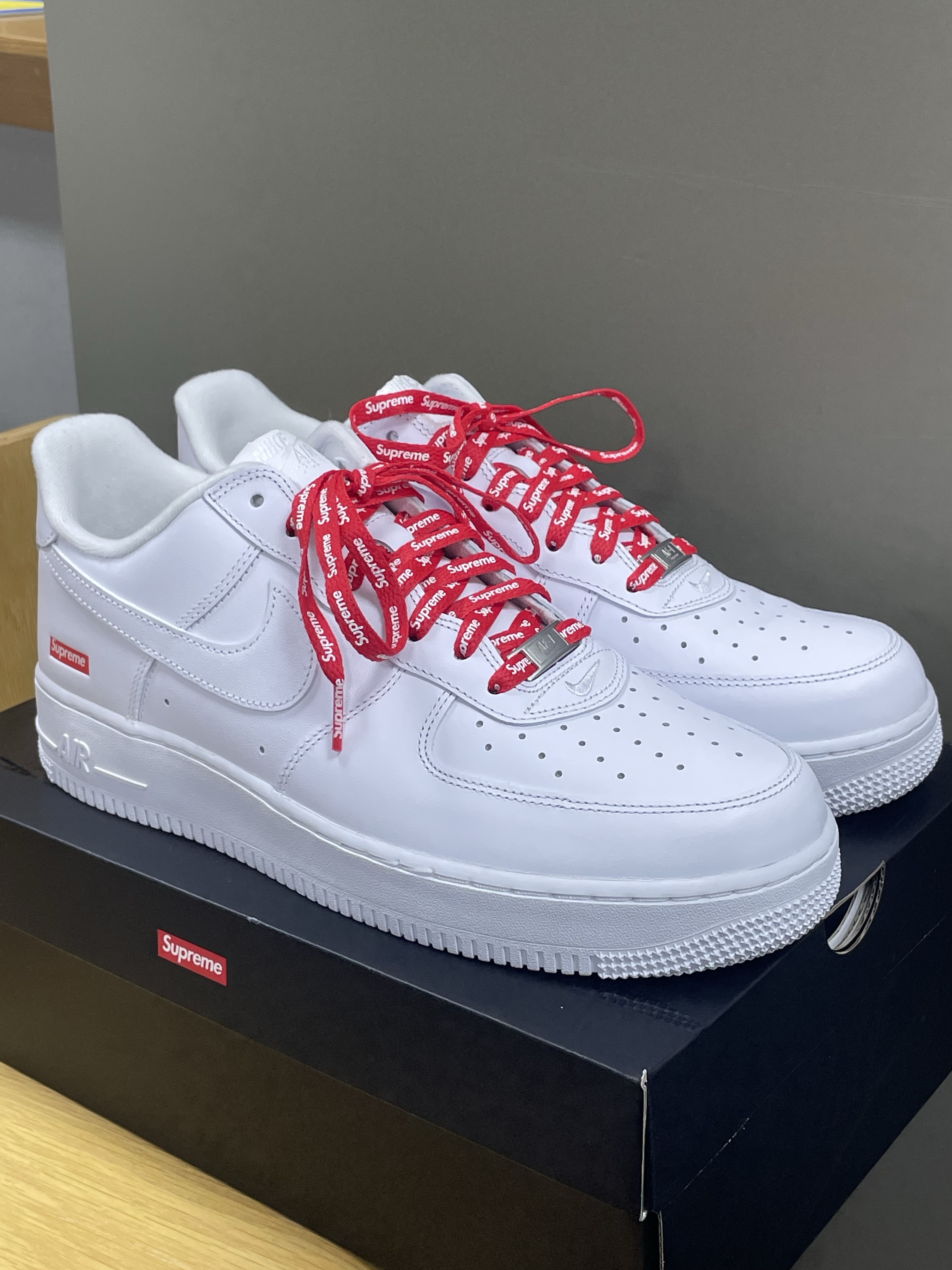 Nike x Supreme Air Force 1 Low White 착용 스타일