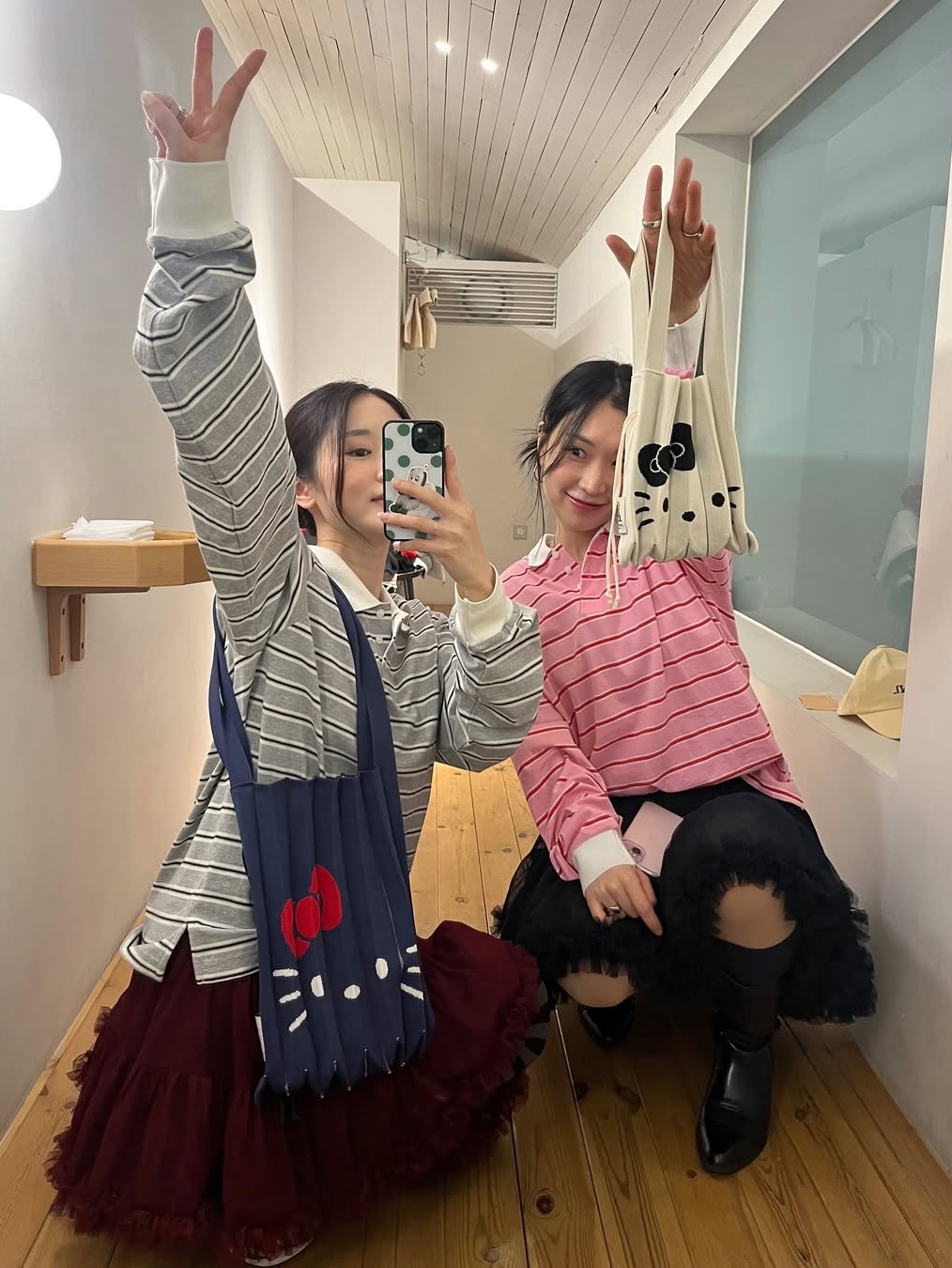 조셉앤스테이시 럭키 플리츠 니트 미디움 헬로키티 인디고 바이올렛, 조셉앤스테이시 럭키 플리츠 니트 스몰 헬로키티 바닐라 착용 스타일 - 2