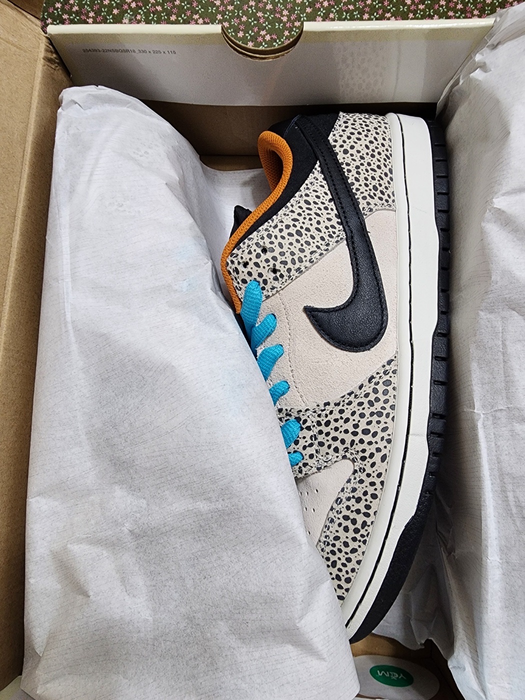 Nike SB Dunk Low Pro Electric Phantom and Black 착용 스타일