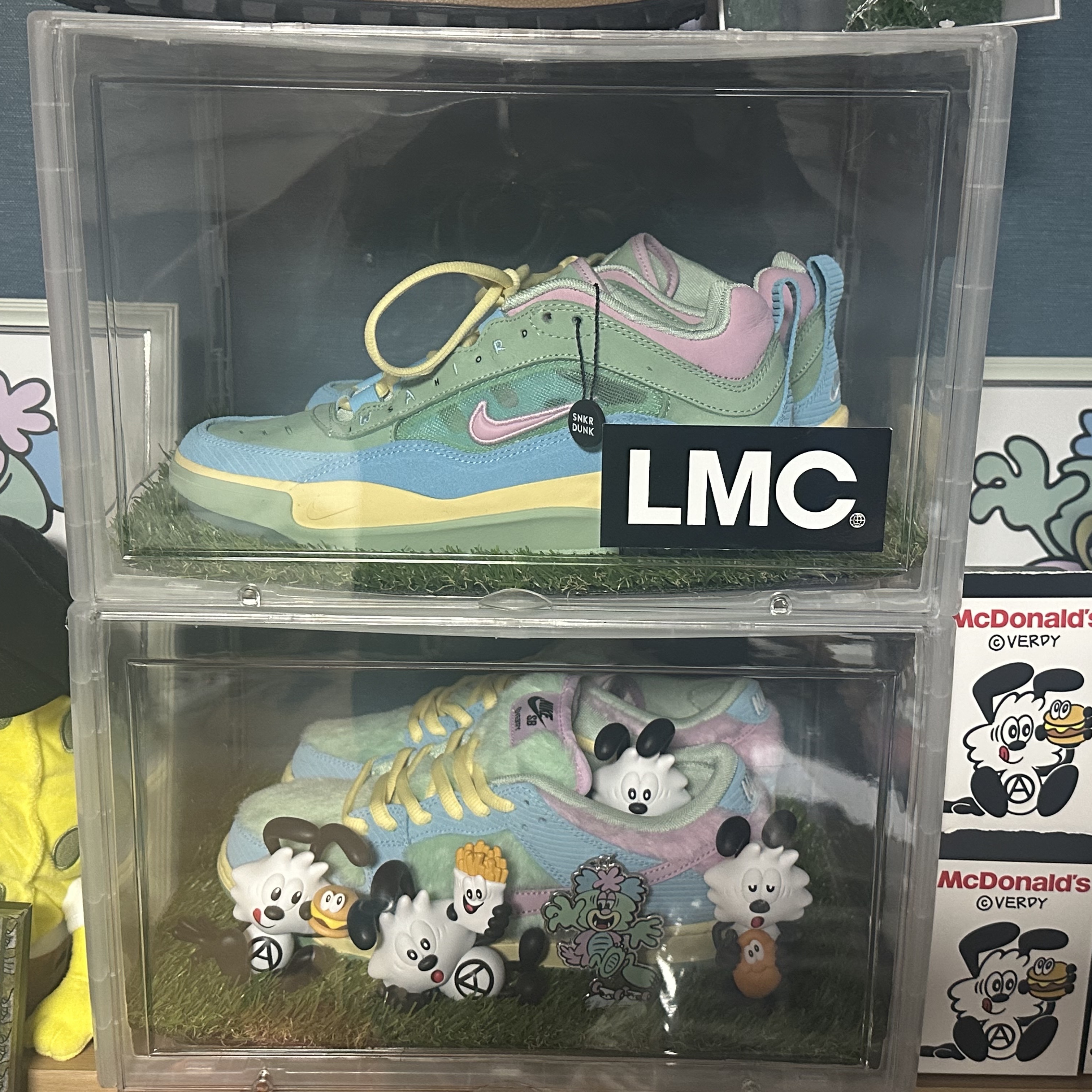 Nike x Verdy SB Air Max Ishod Wair Blue Gaze Light Arctic Pink, Nike x Verdy SB Dunk Low Pro Blue Gaze and Enamel Green 착용 스타일 - 1