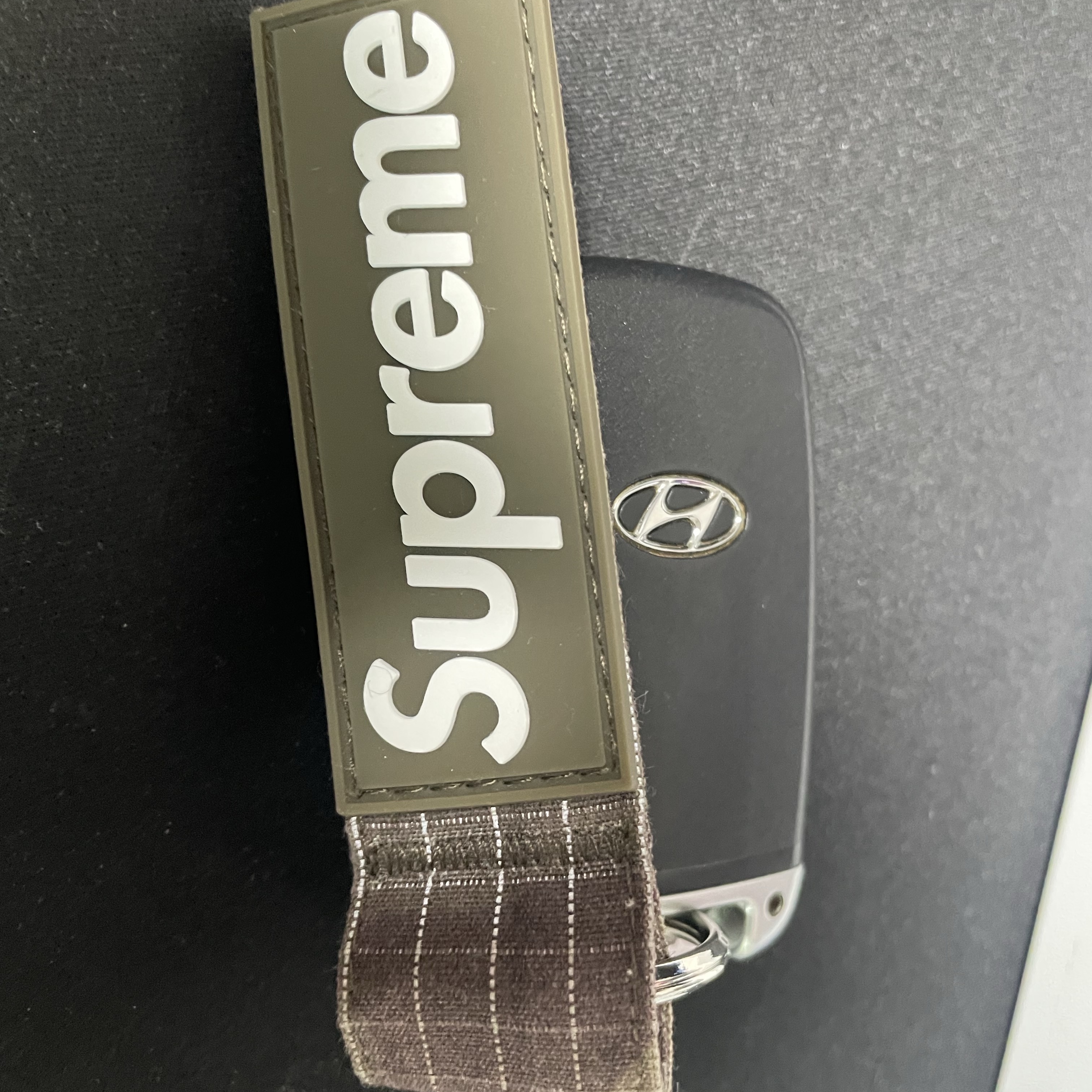 Supreme Ripstop Keychain Woodland Camo - 24SS 착용 스타일