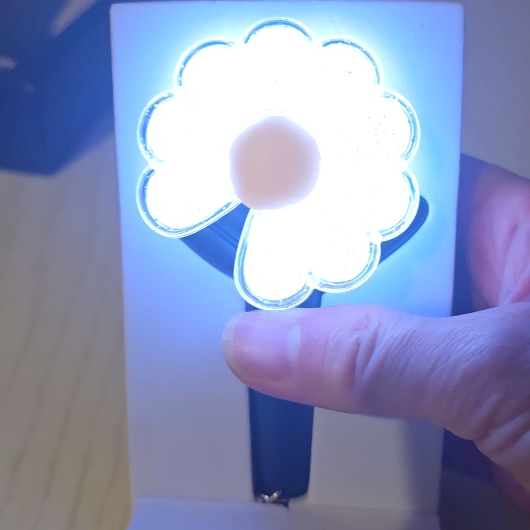 G-DRAGON Ubermensch Official Mini Light Keyring, G-DRAGON Ubermensch Official Light Stick Cradle 착용 스타일