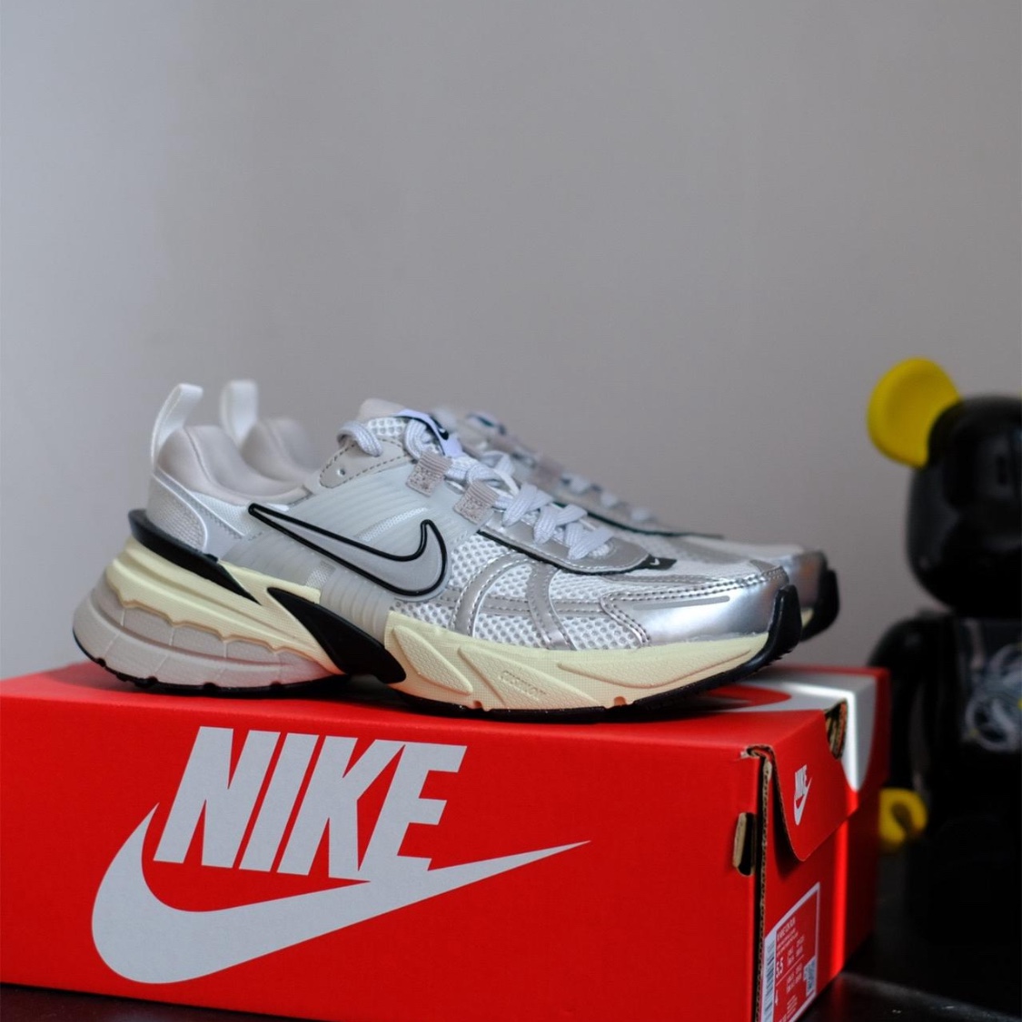 Nike V2K Run Pure Platinum Light Iron Ore 착용 스타일