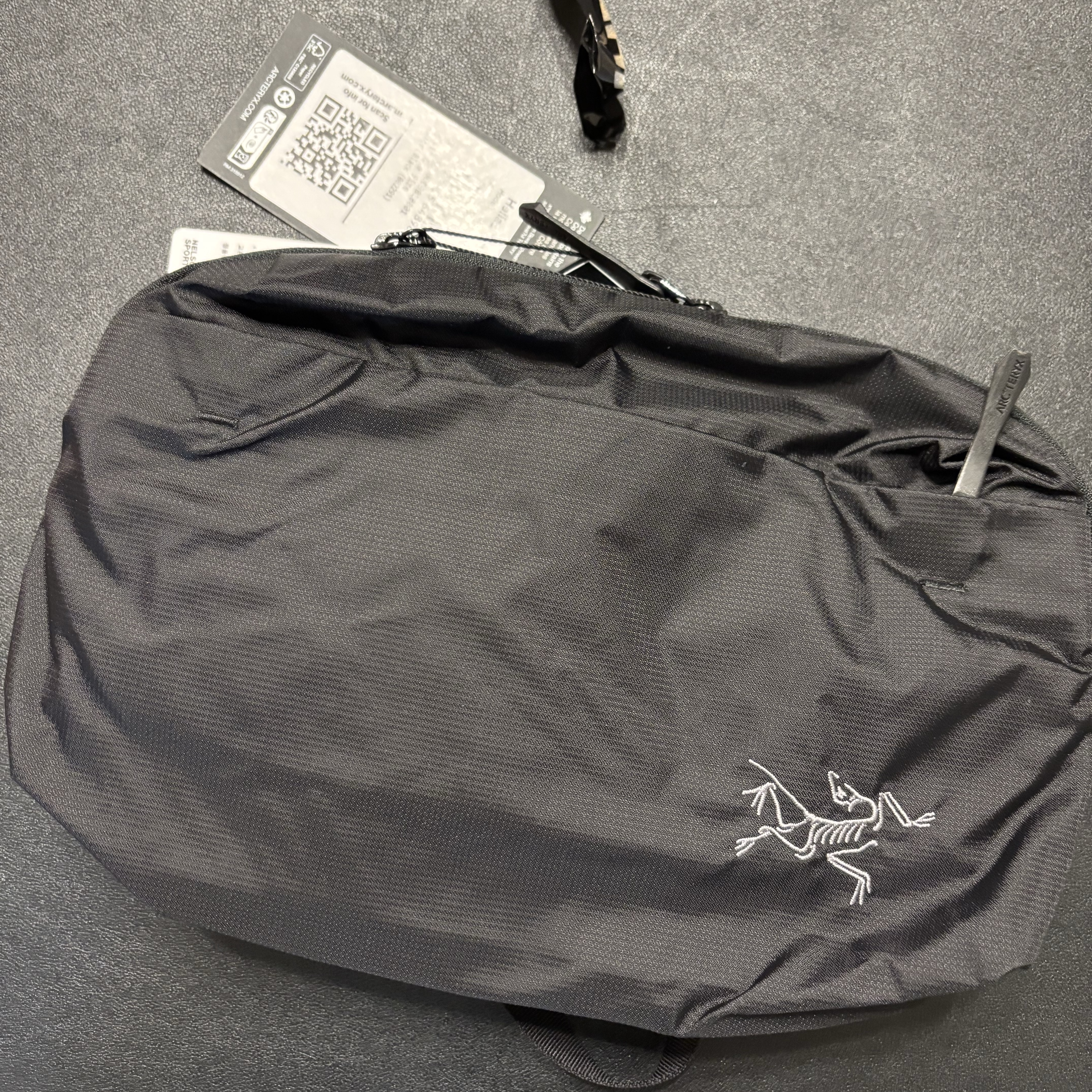 Arc'teryx Heliad 6 Crossbody Bag Black 착용 스타일