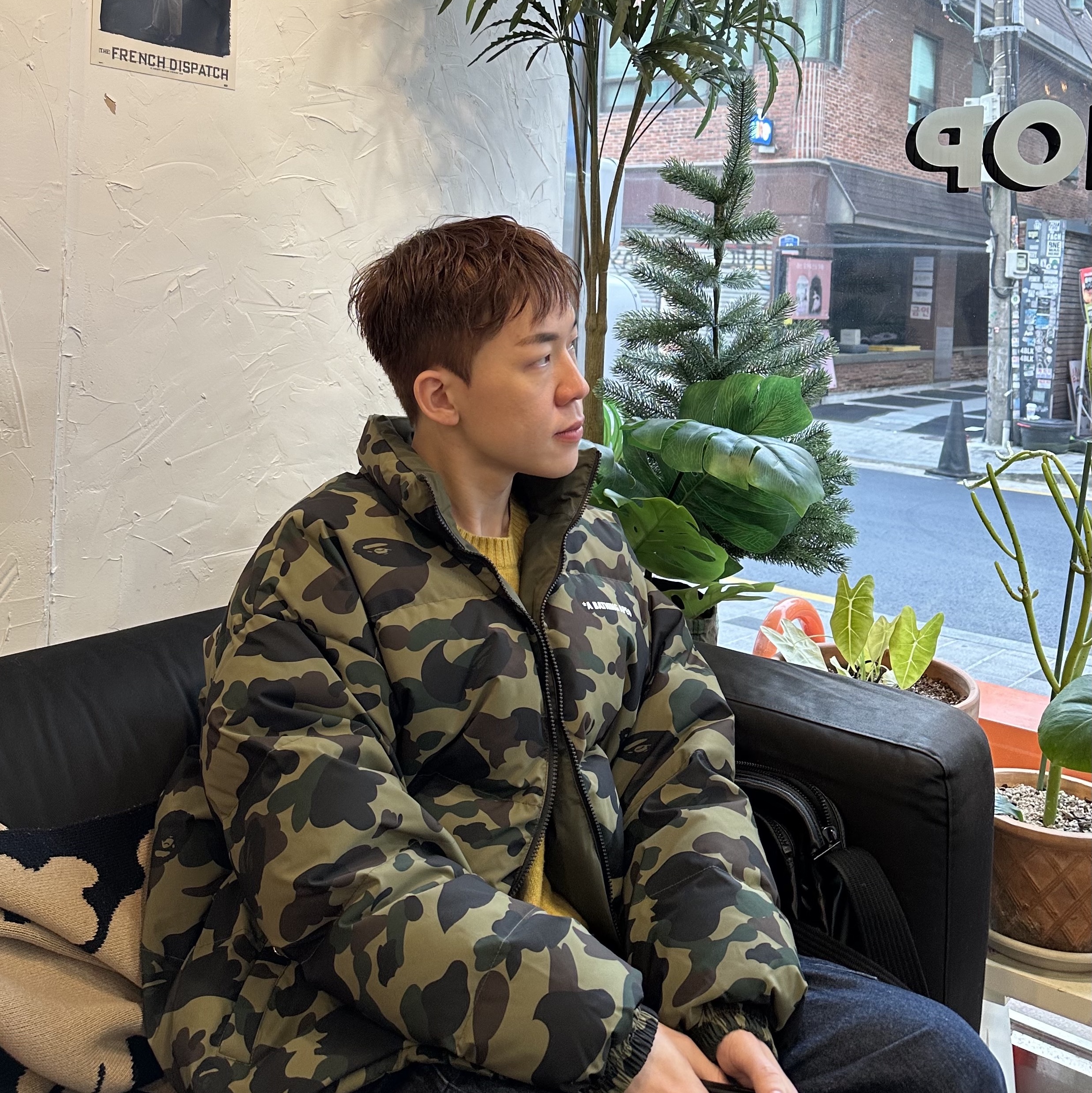 베이프 퍼스트 카모 리버시블 다운 자켓 그린 착용 스타일
