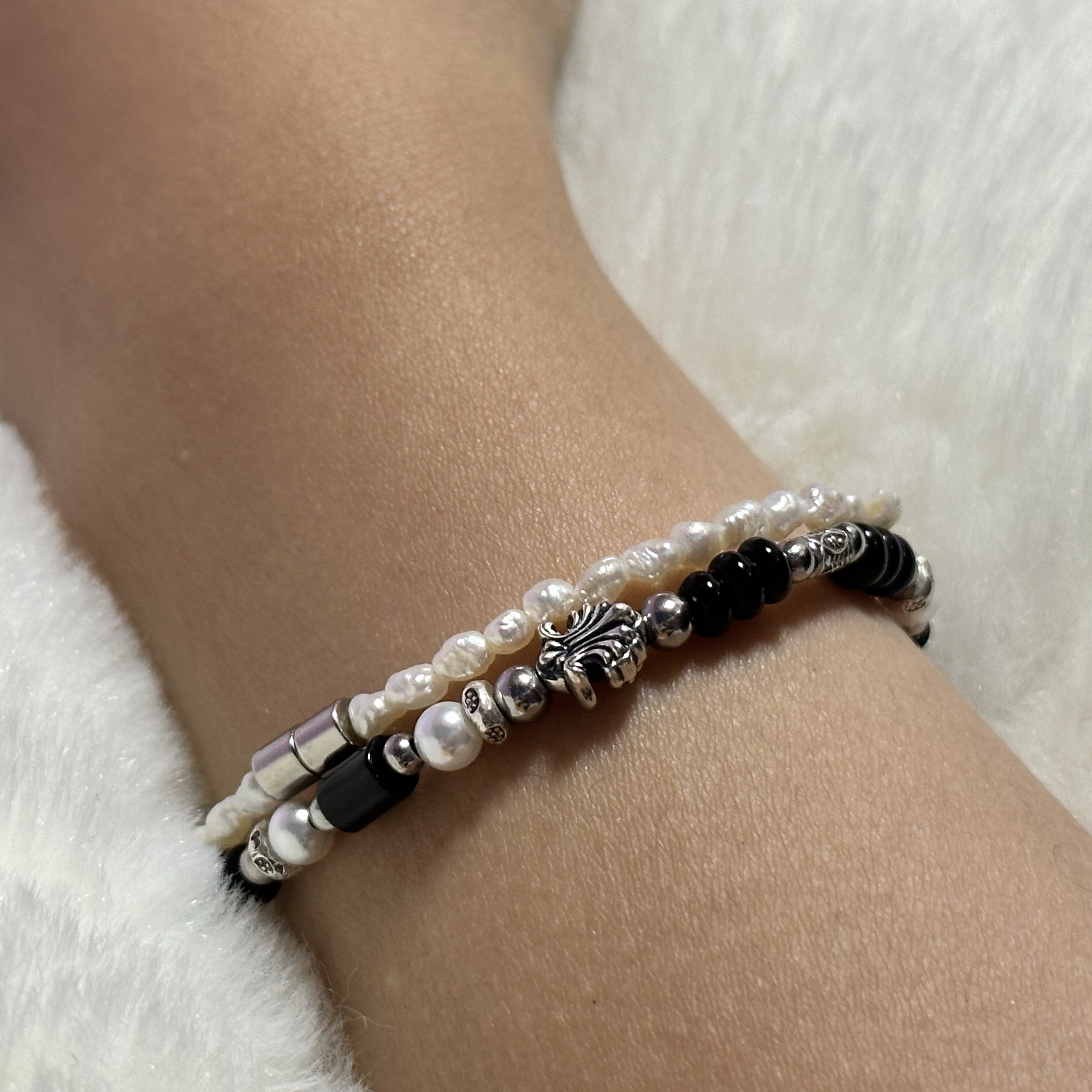 [KREAM 단독] Scudo Shell Black Pearl Beads Bracelet 착용 스타일