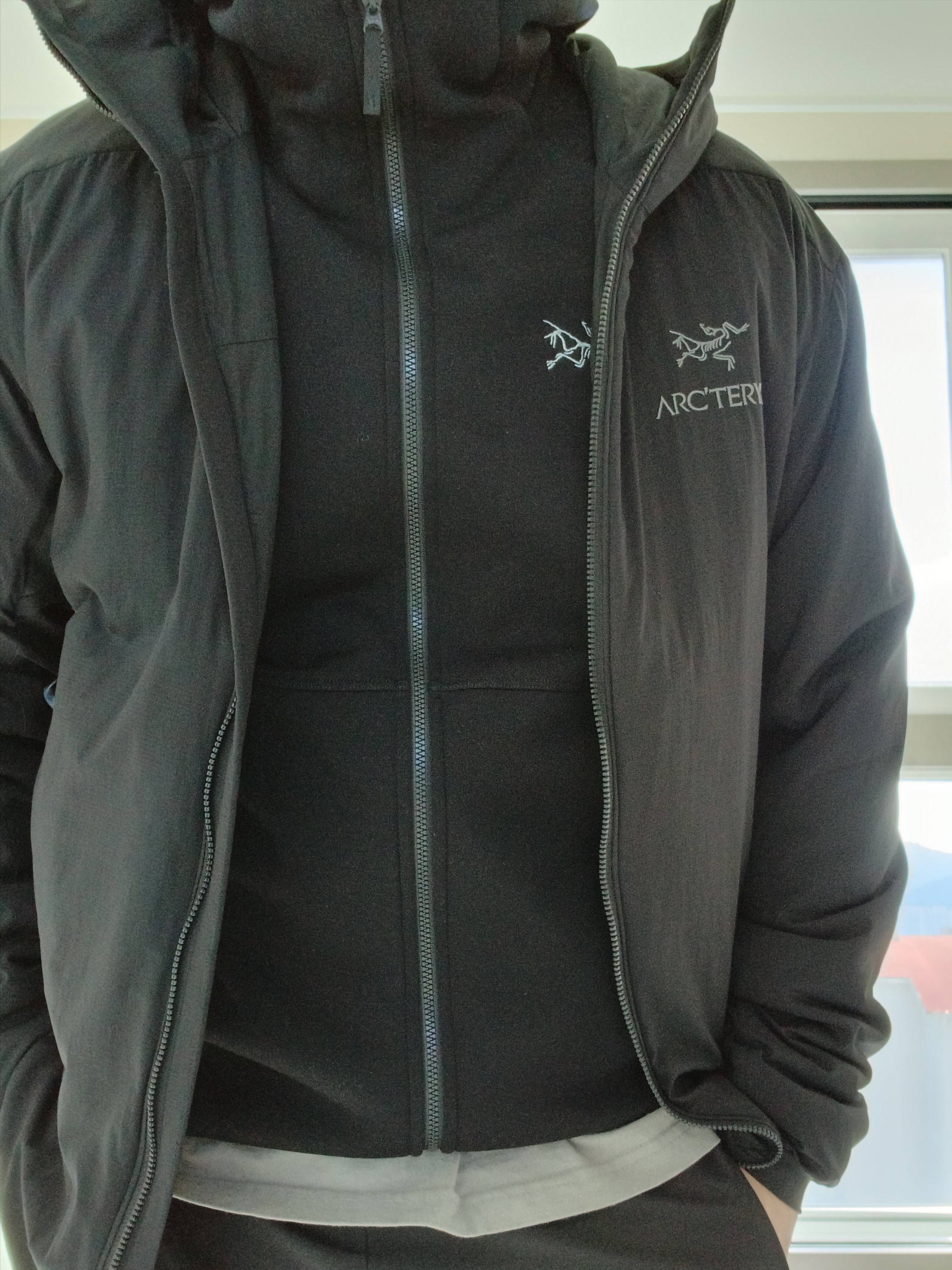 Arc'teryx Atom LT Hoody Black, Arc'teryx Kyanite Lightweight Hoody Hoody Black 착용 스타일 - 1