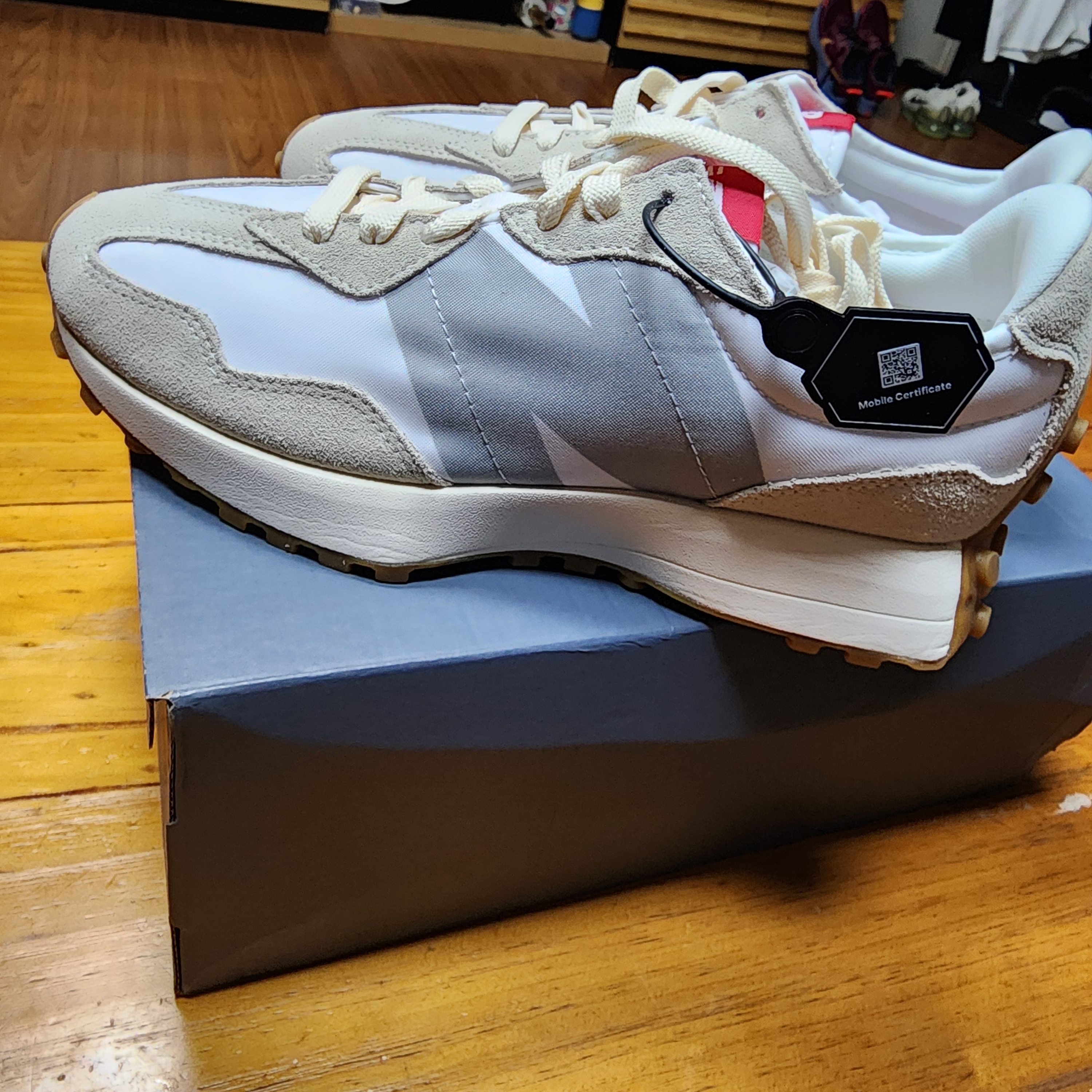 New Balance 327 White Silver Gum 착용 스타일