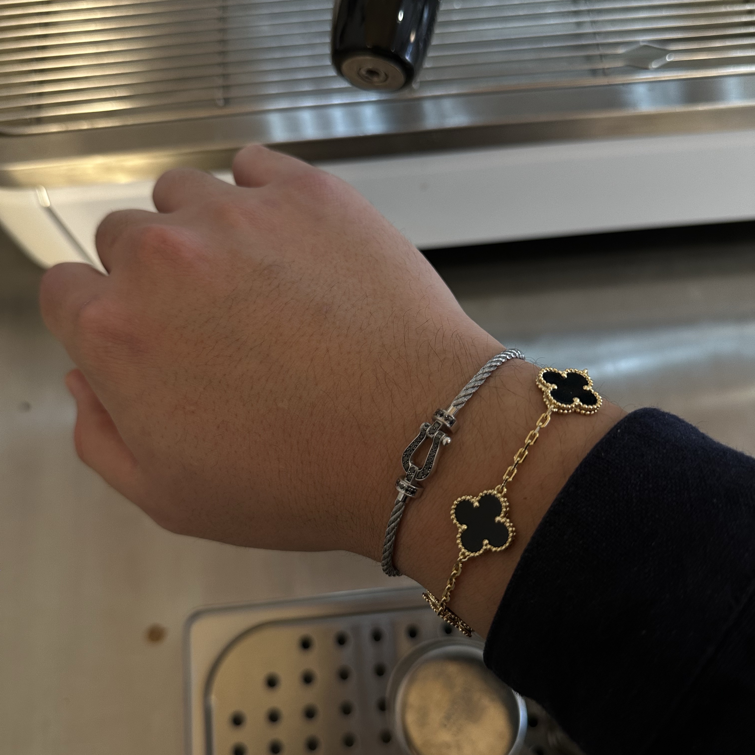 (W) Van Cleef & Arpels Vintage Alhambra Bracelet 5 Motifs Yellow Gold Onyx, Fred Force 10 Steel Cable Bracelet Medium 18K White Gold 착용 스타일