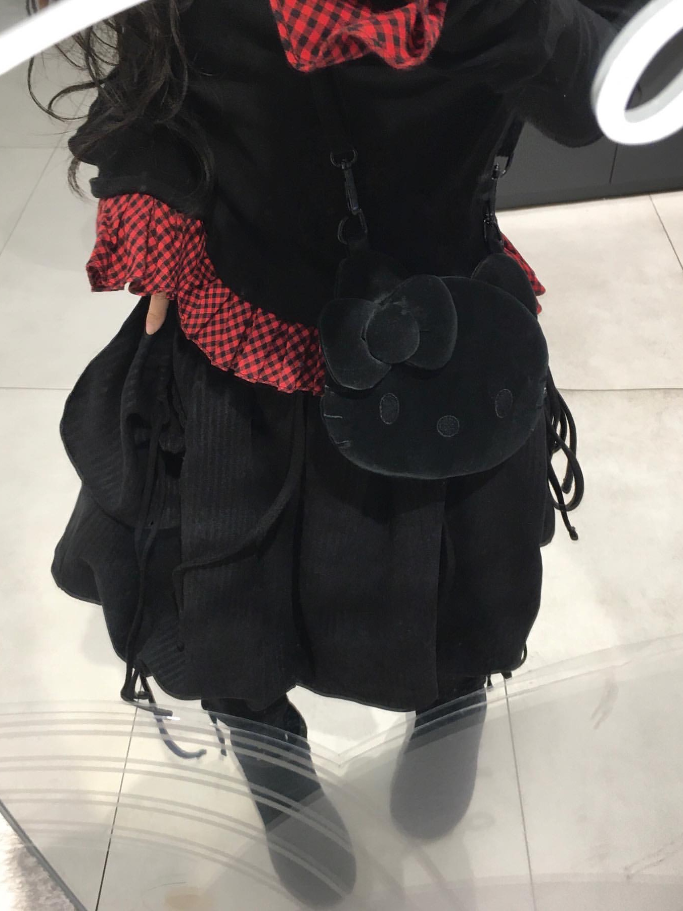Joseph&Stacey Haze Mini Cross Hello Kitty Black 착용 스타일 - 5