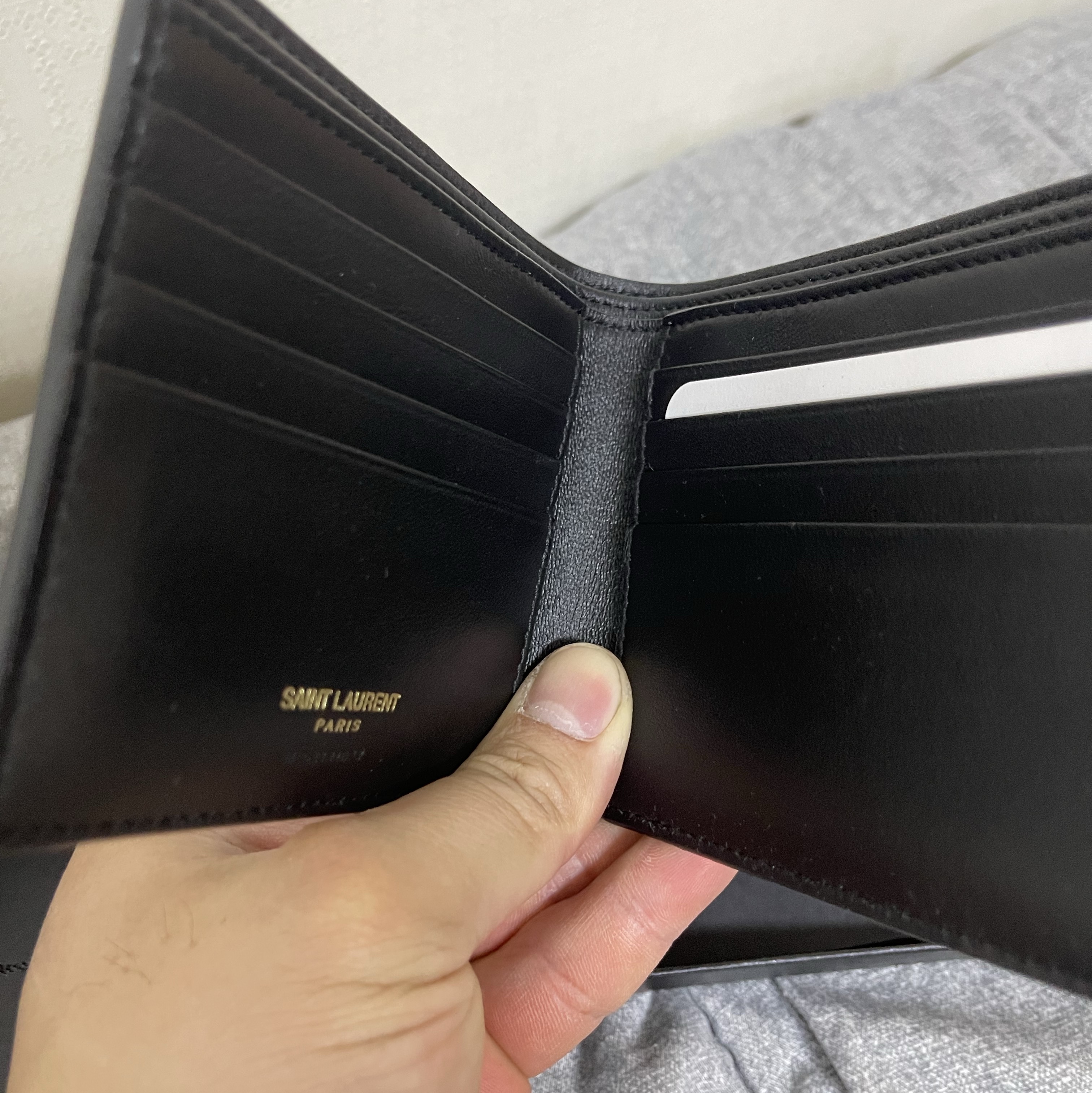 Saint Laurent Tiny Cassandre East/West Wallet In Crocodile Embossed Matte Leather Black 착용 스타일 - 2