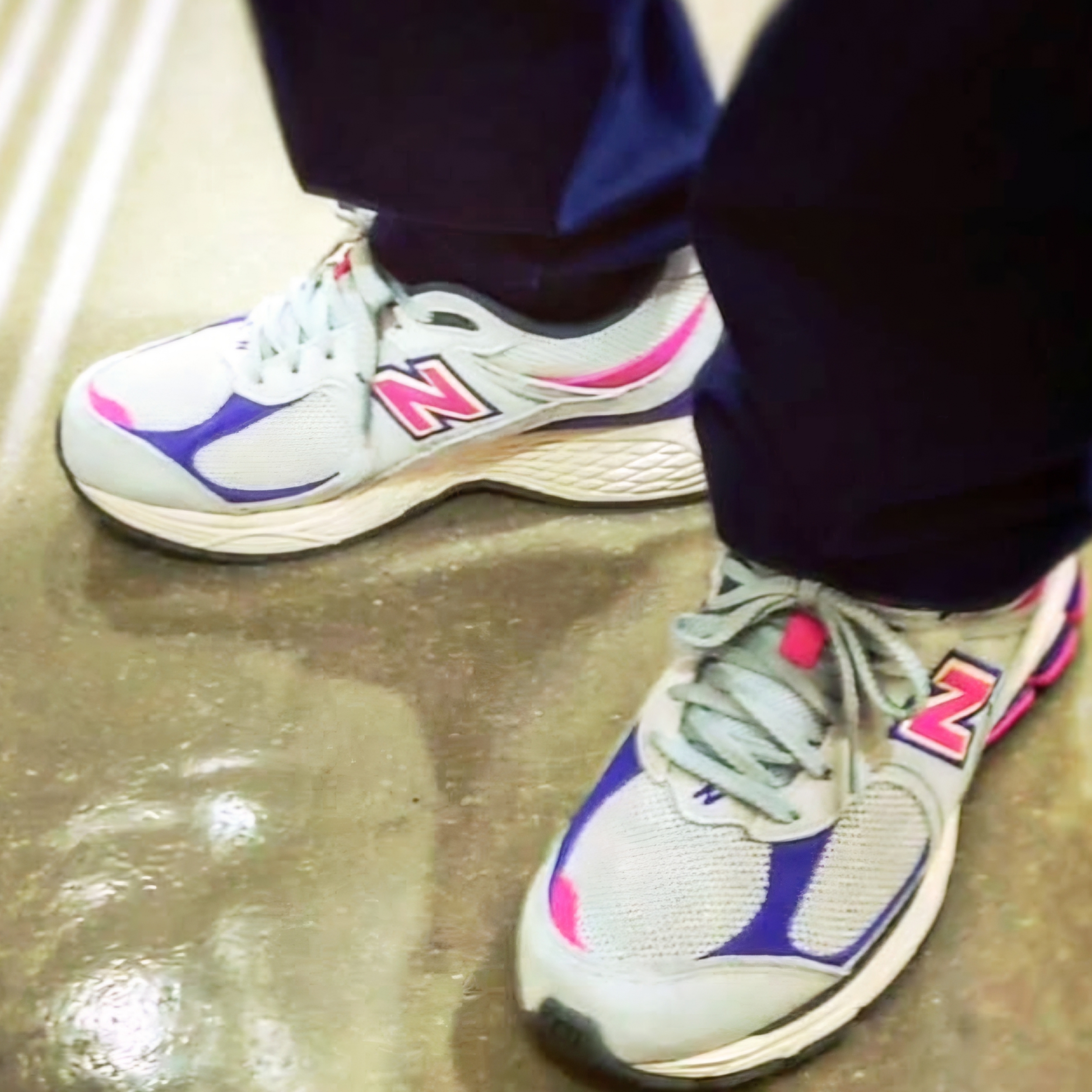 New Balance x J.Crew 2002R Rain Cloud 착용 스타일