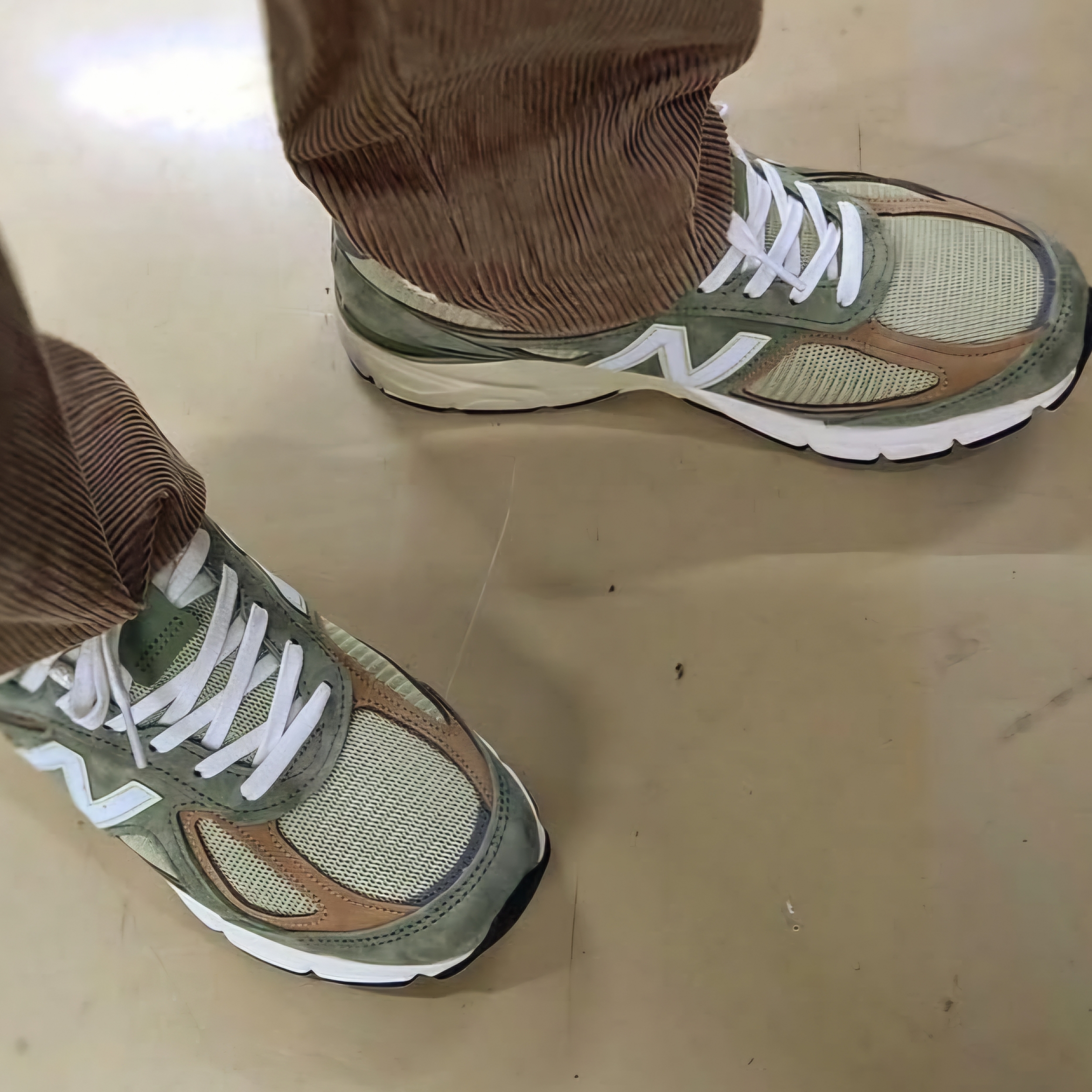 New Balance 990v4 Made in USA Olive Incense 착용 스타일