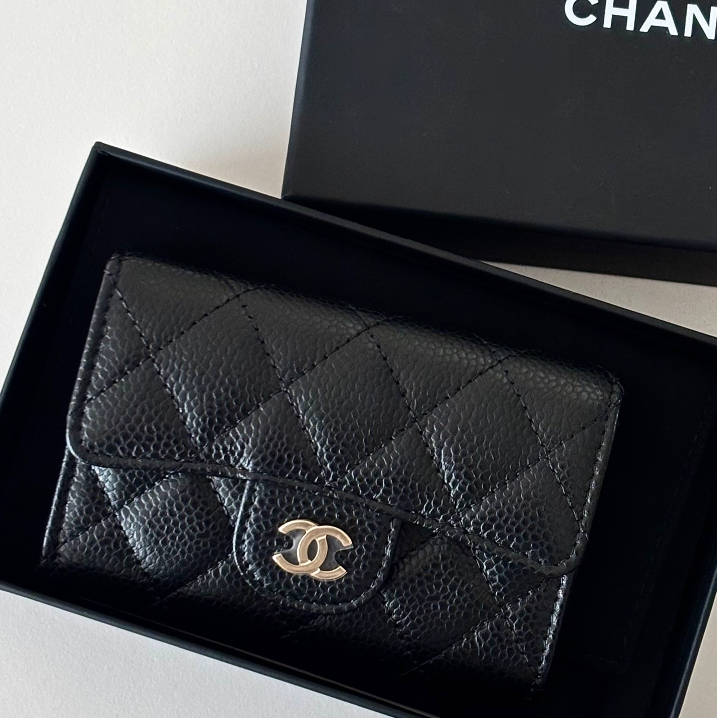 Chanel Classic Card Holder Grained Calfskin & Gold Black 착용 스타일