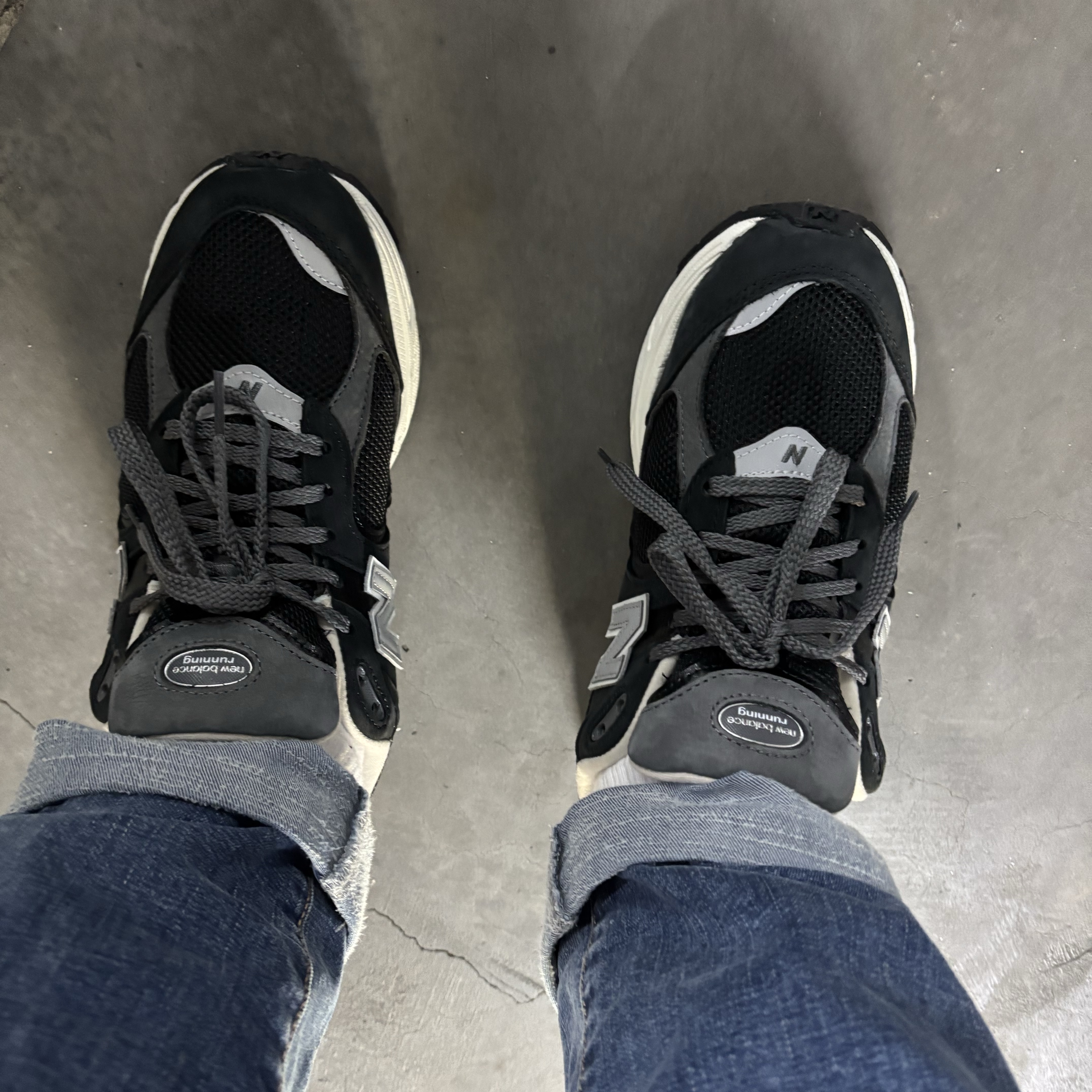 New Balance 2002R Premium Vintage Black 착용 스타일 - 2