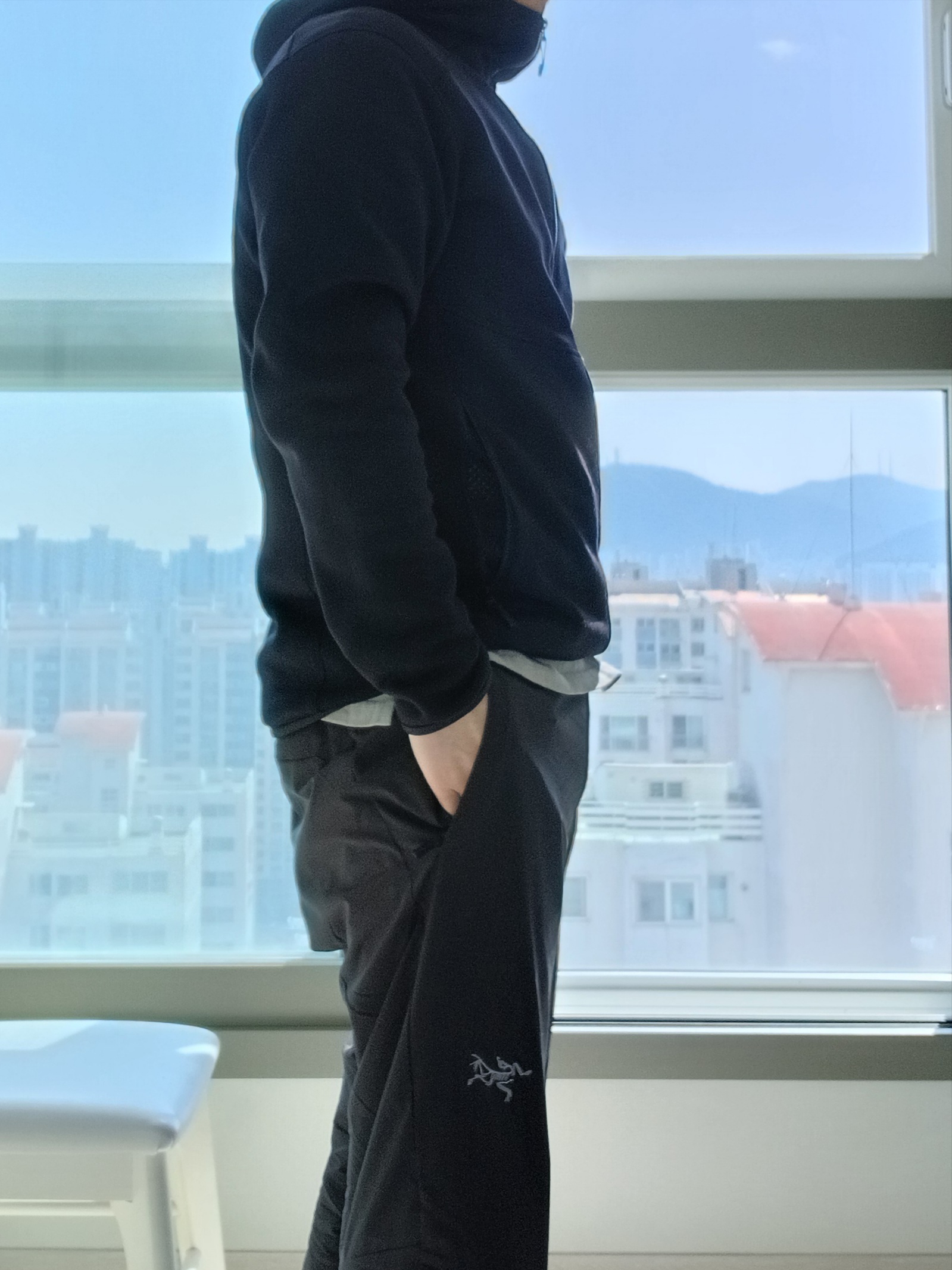 Arc'teryx Atom LT Hoody Black, Arc'teryx Kyanite Lightweight Hoody Hoody Black 착용 스타일 - 3