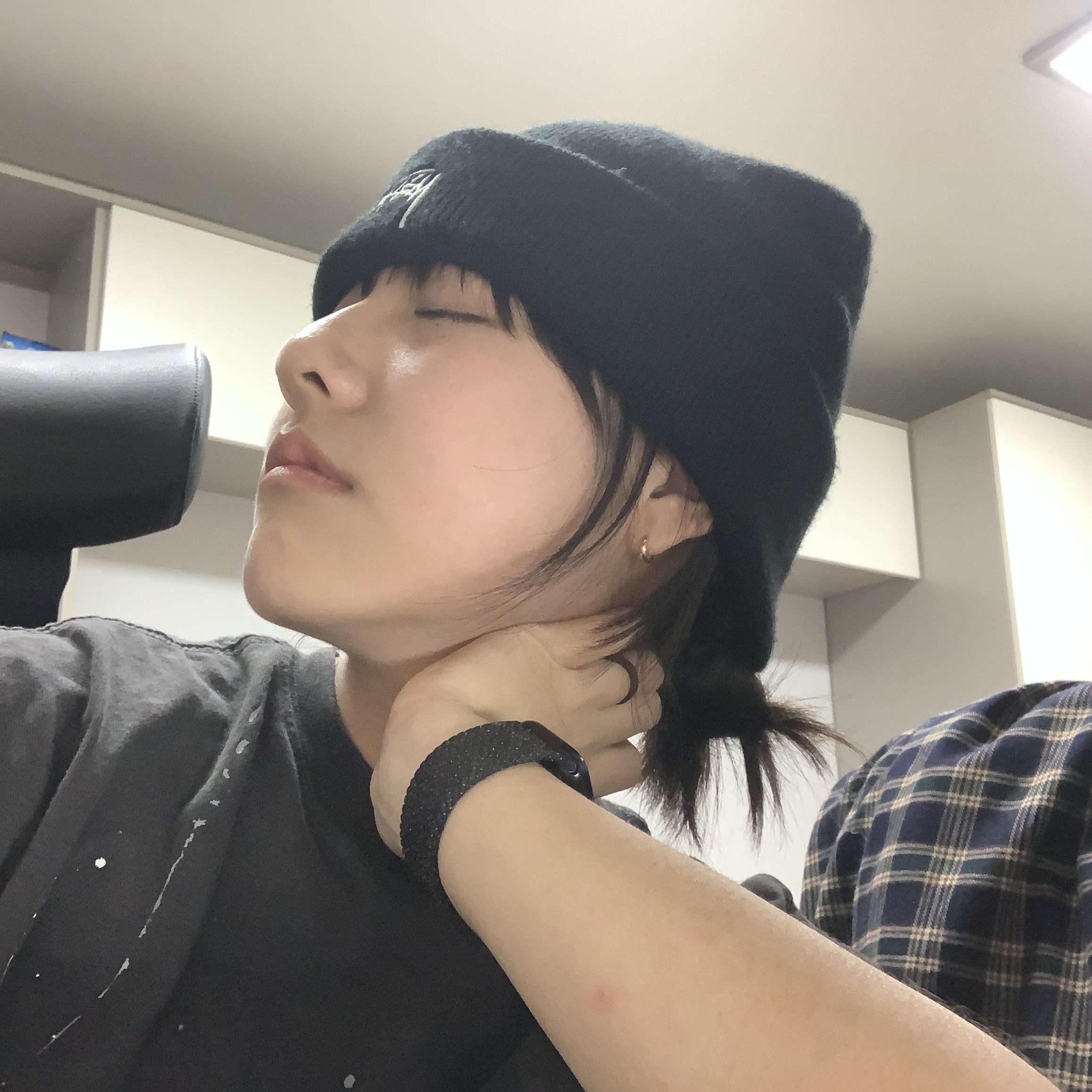 Stussy Stock Cuff Beanie Black 착용 스타일 - 2