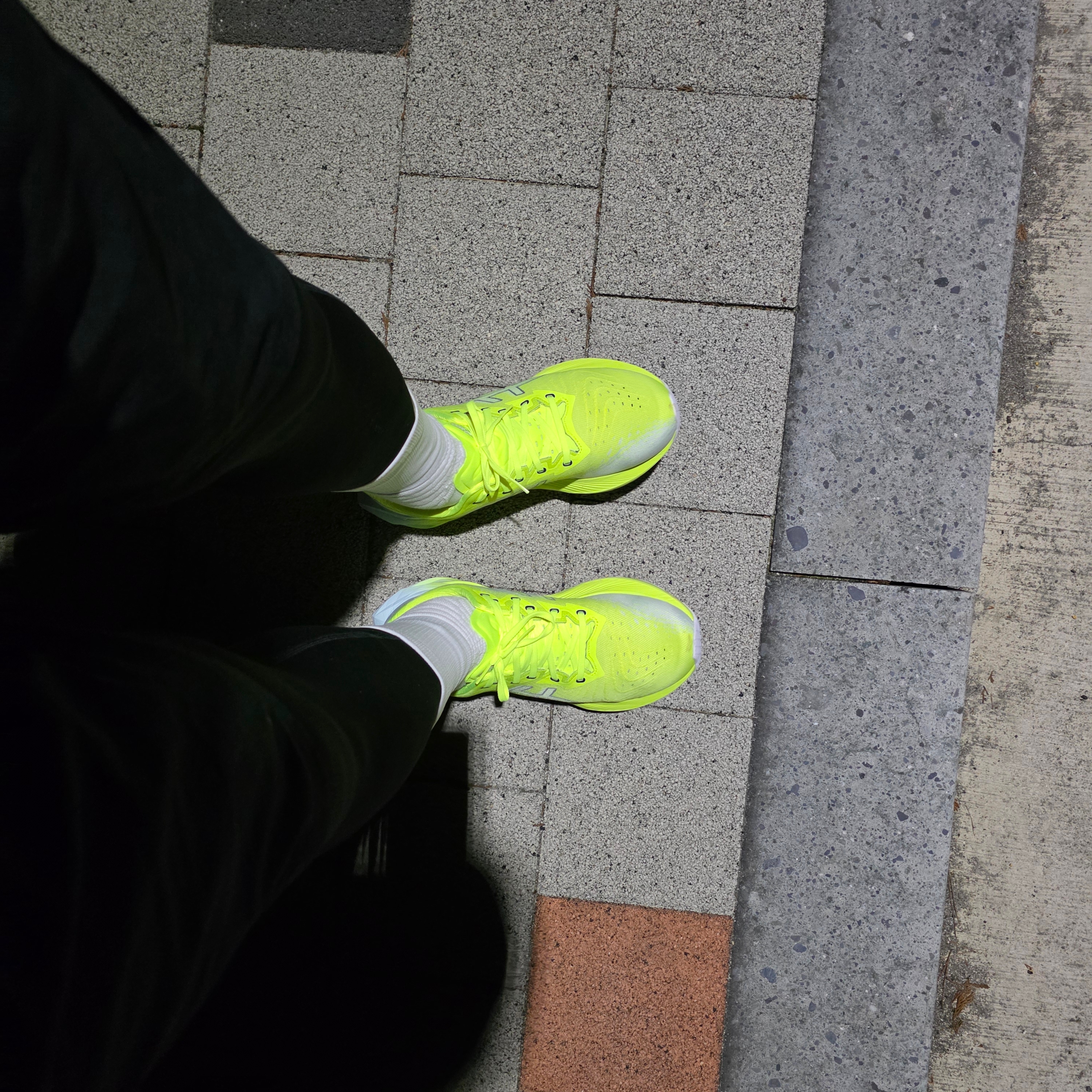 Asics Novablast 4 Safety Yellow Cool Grey 착용 스타일 - 1