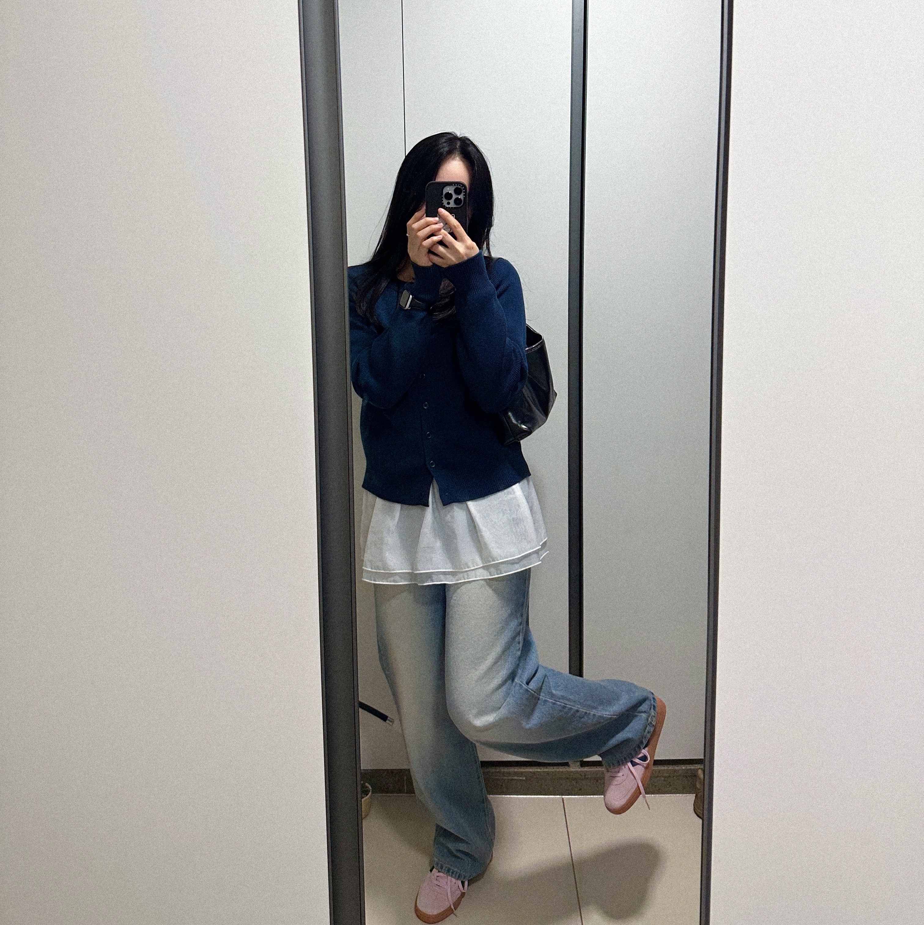 (W) Adidas Spezial Handball Clear Pink, Casetify x Maison Kitsune iPhone Black Magsafe Impact Case Matte Black 착용 스타일