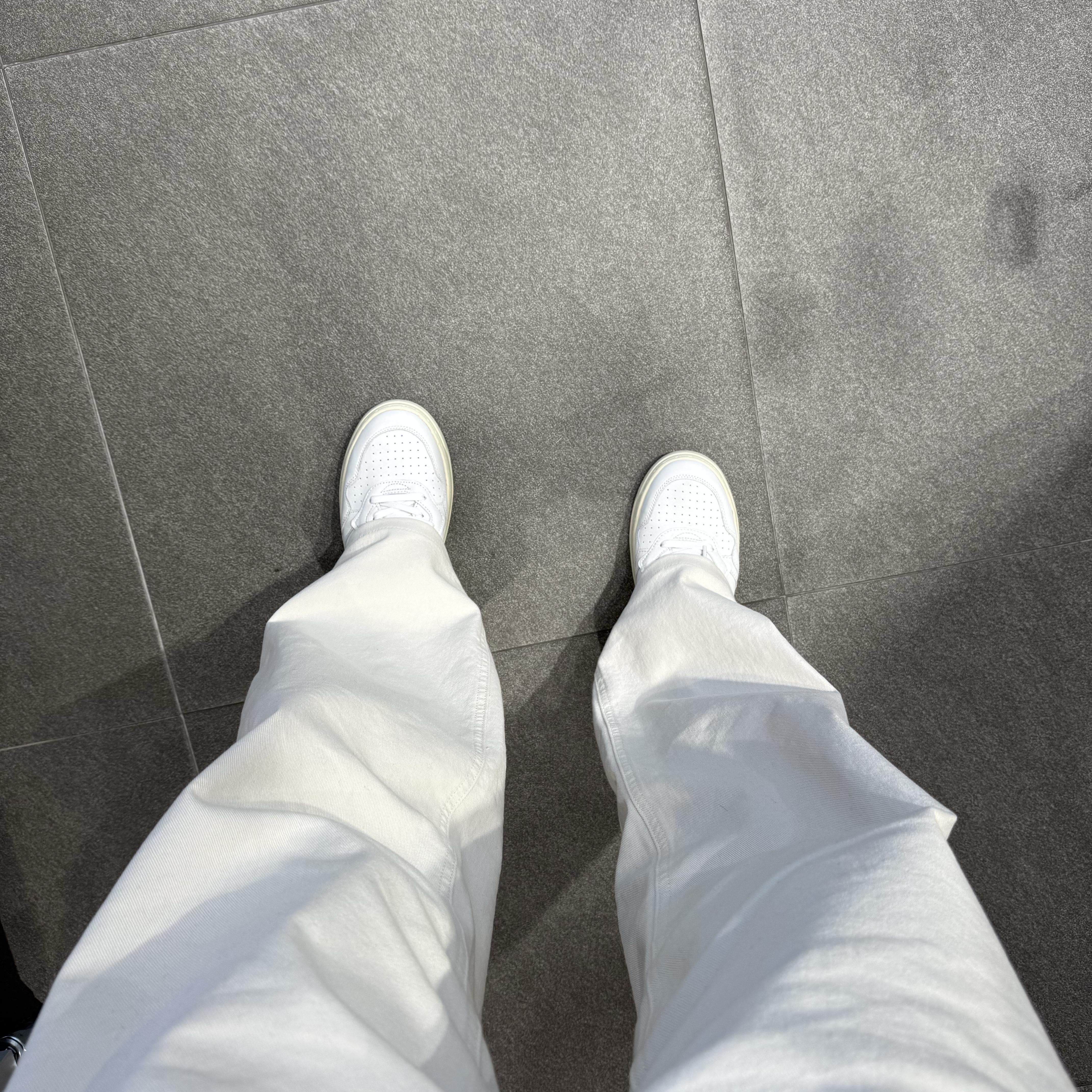 Autry Medalist Low Goatskin Sneakers White 착용 스타일 - 1