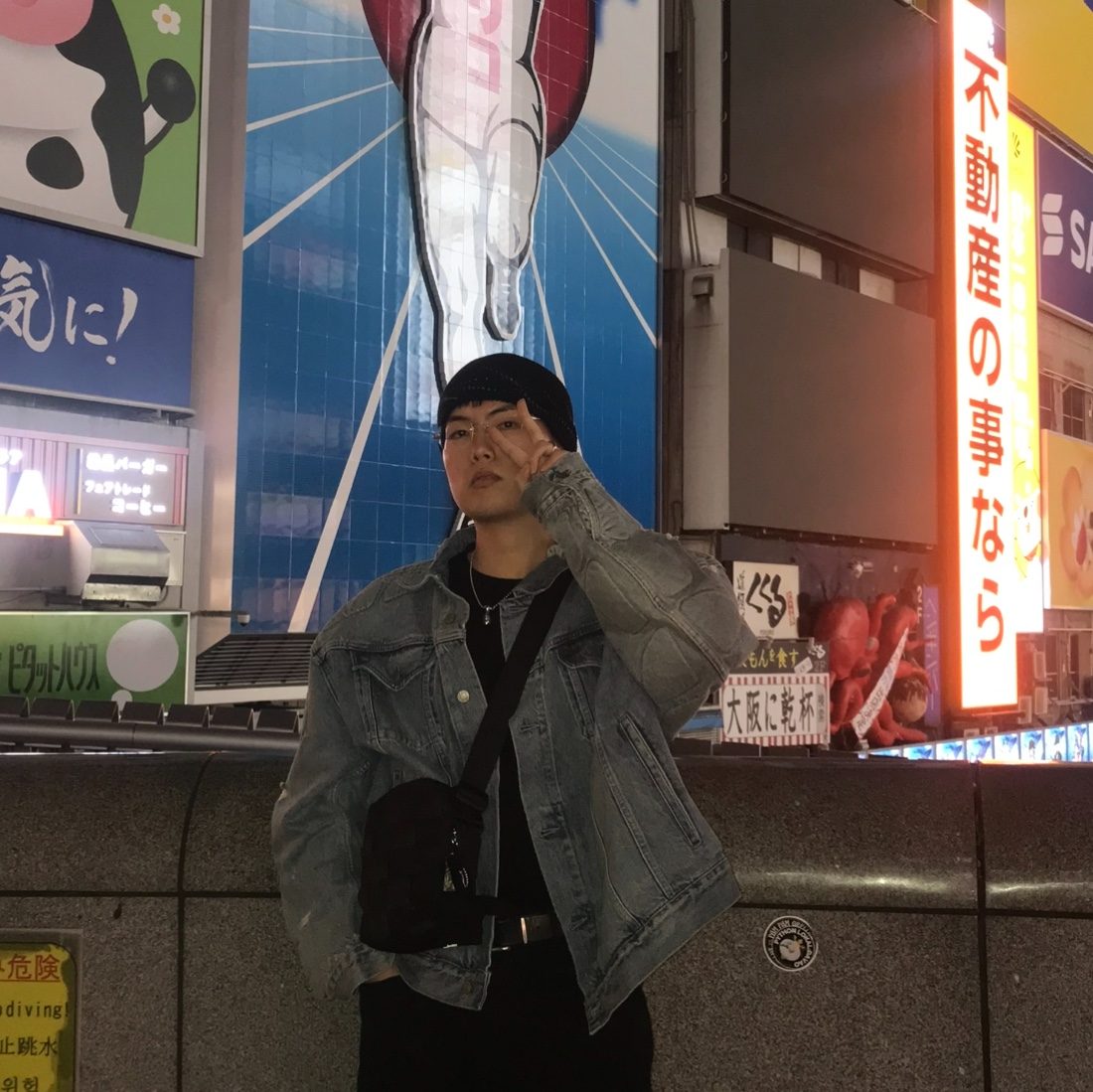 Yeezy Gap Engineered By Balenciaga Padded Denim Jacket Blue, Supreme Woven Shoulder Bag Black - 24SS 착용 스타일