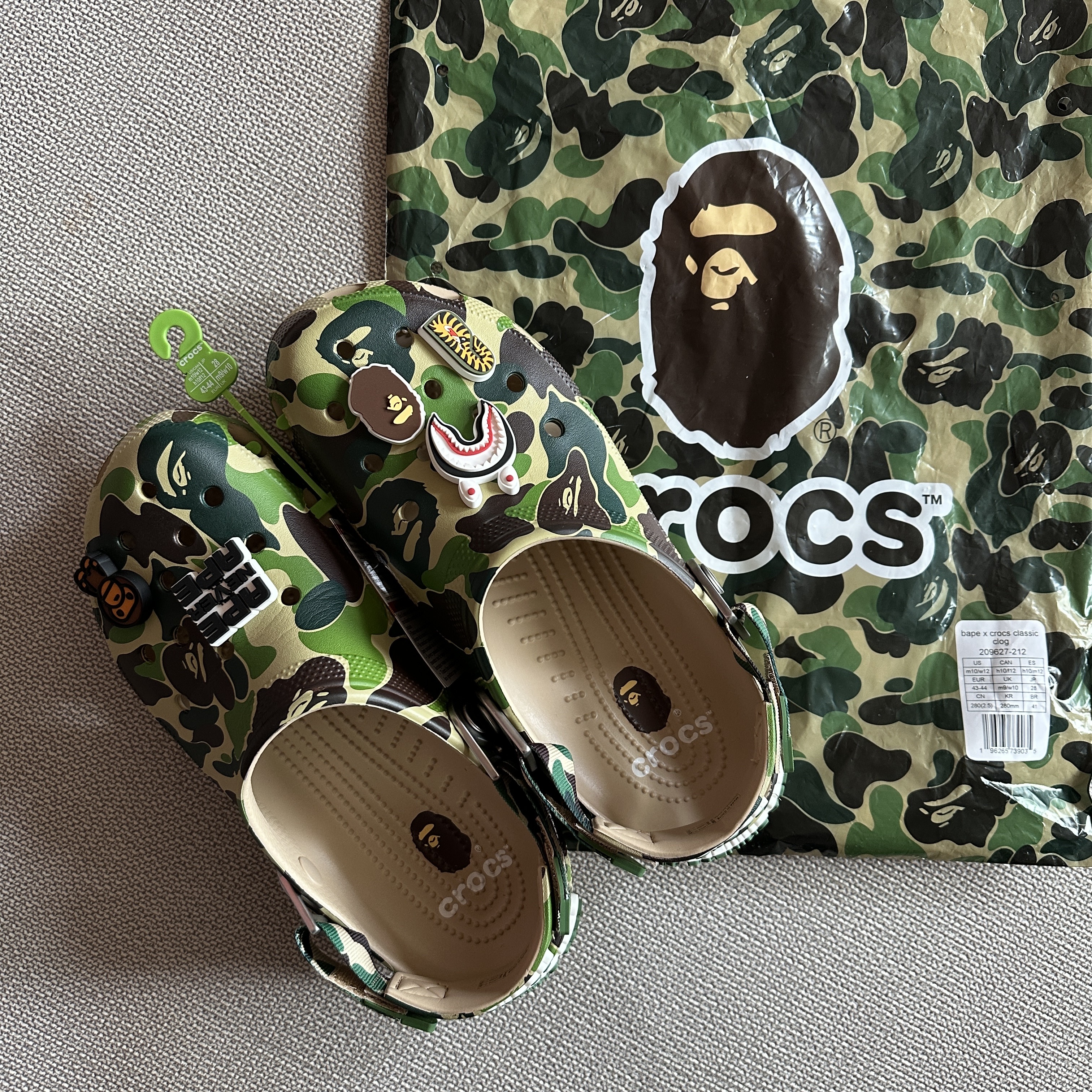 Crocs x BAPE Classic Clog Oxygen, Crocs x BAPE Classic Clog Carnation 착용 스타일