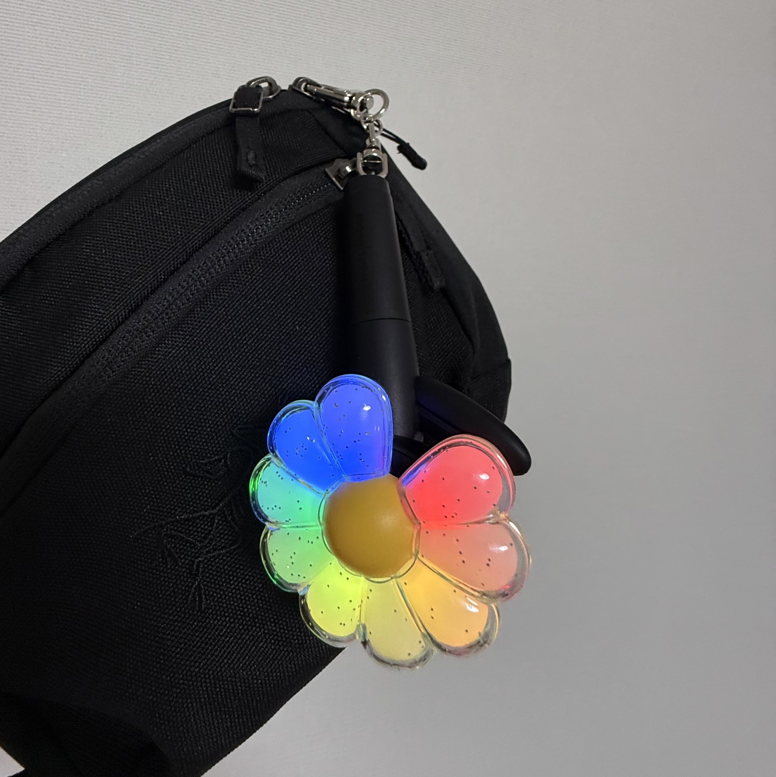G-DRAGON Ubermensch Official Mini Light Keyring 착용 스타일 - 2