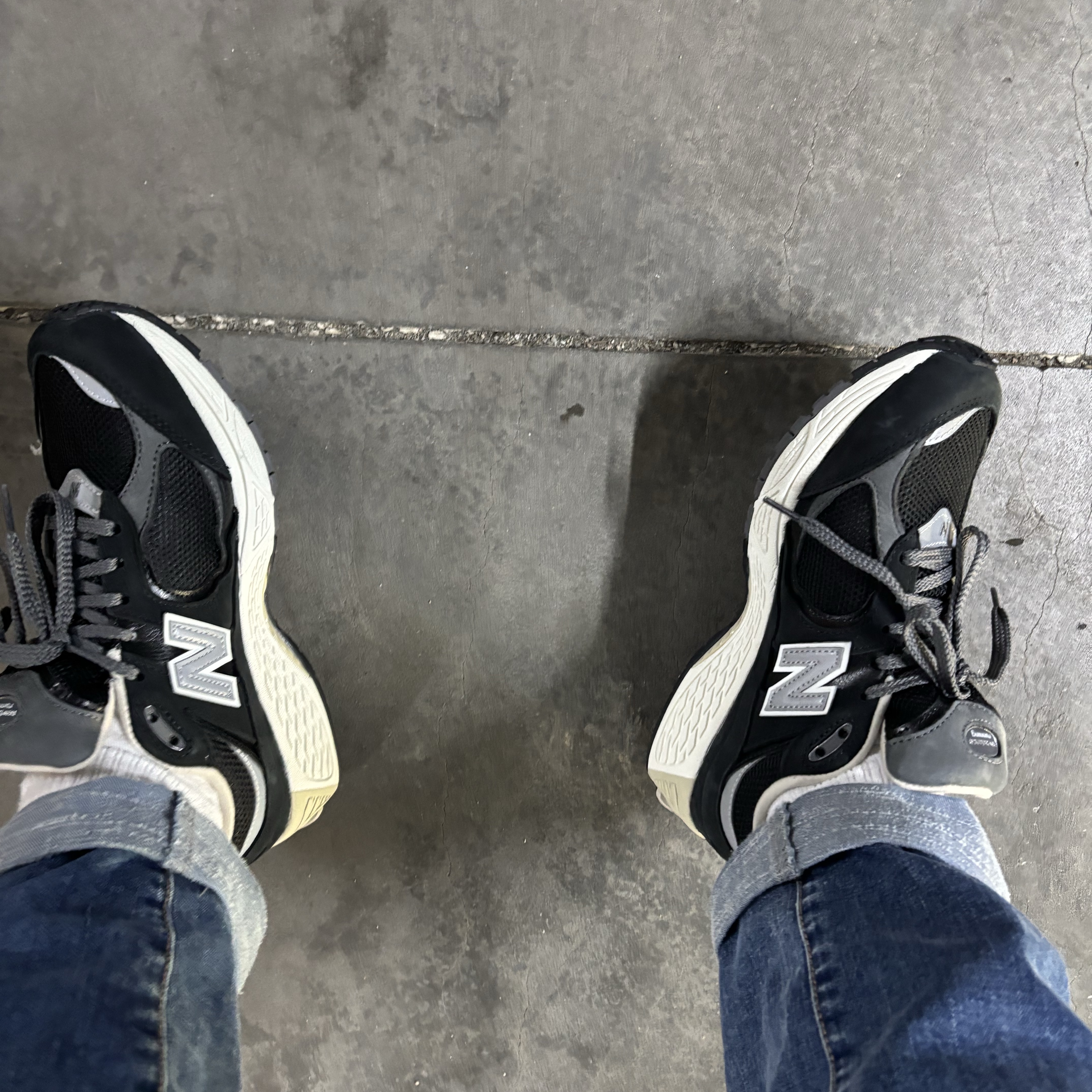 New Balance 2002R Premium Vintage Black 착용 스타일 - 1