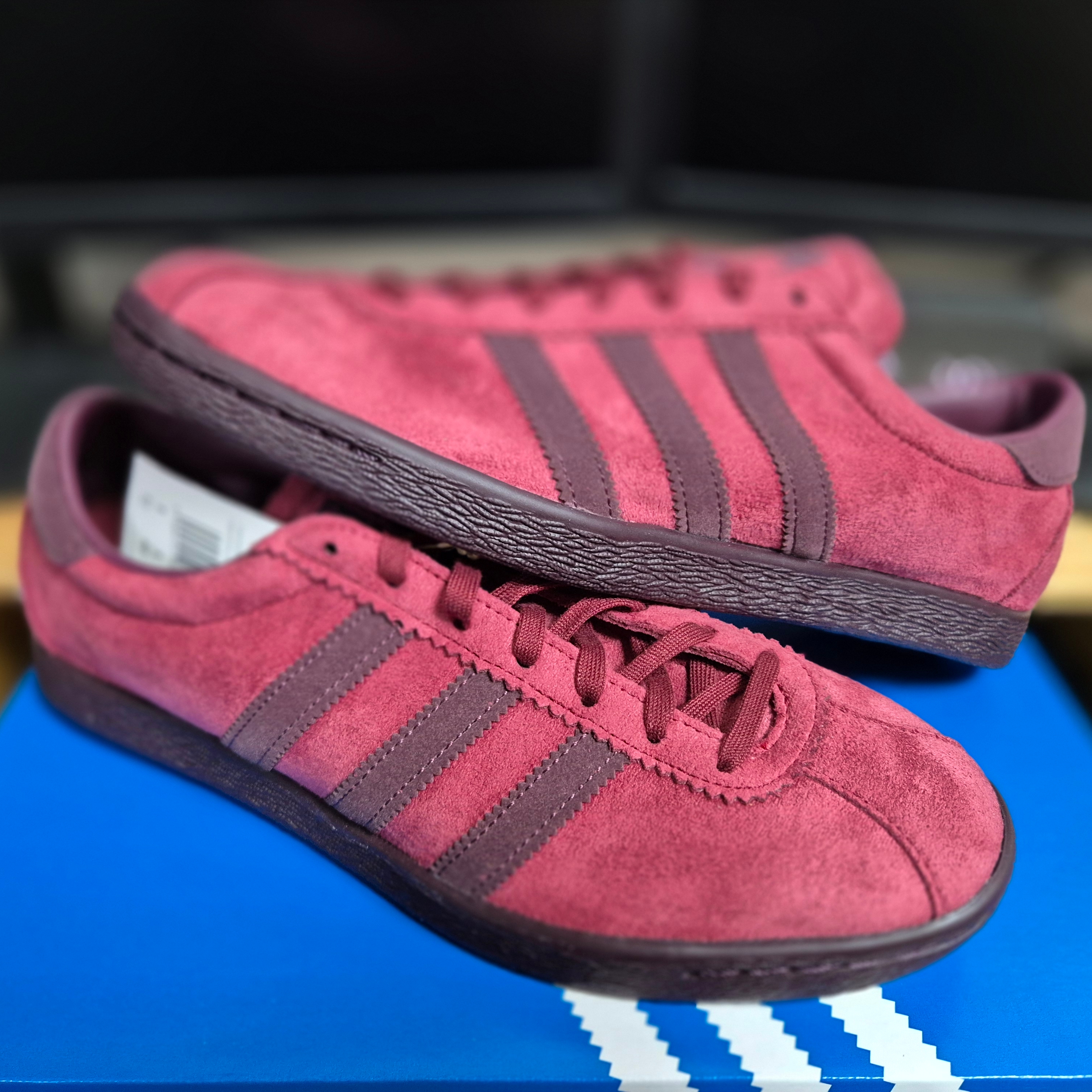 Adidas Tobacco Gruen Collegiate Burgundy 착용 스타일