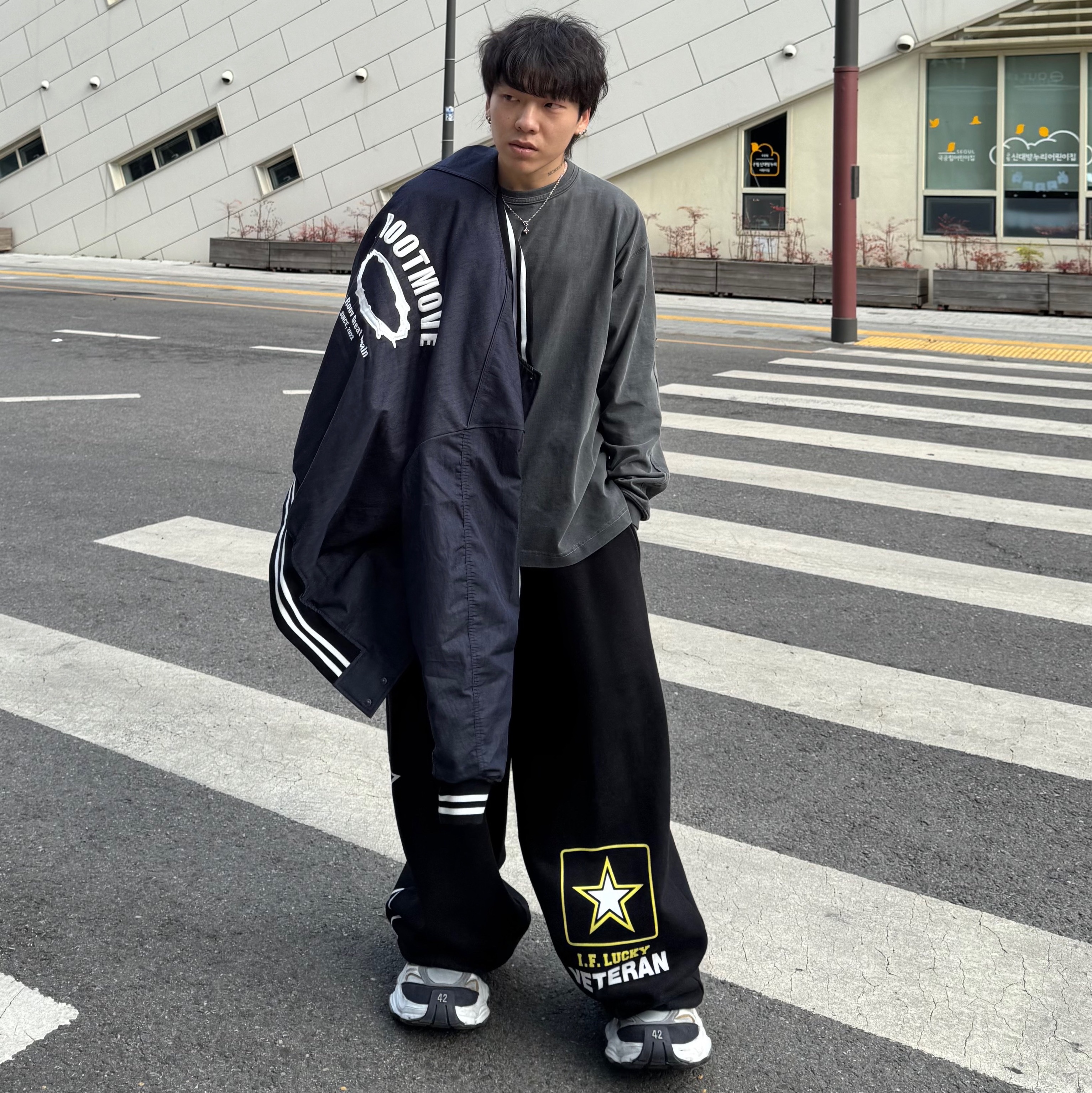 Balenciaga Cargo Sneakers White Grey 착용 스타일 - 2