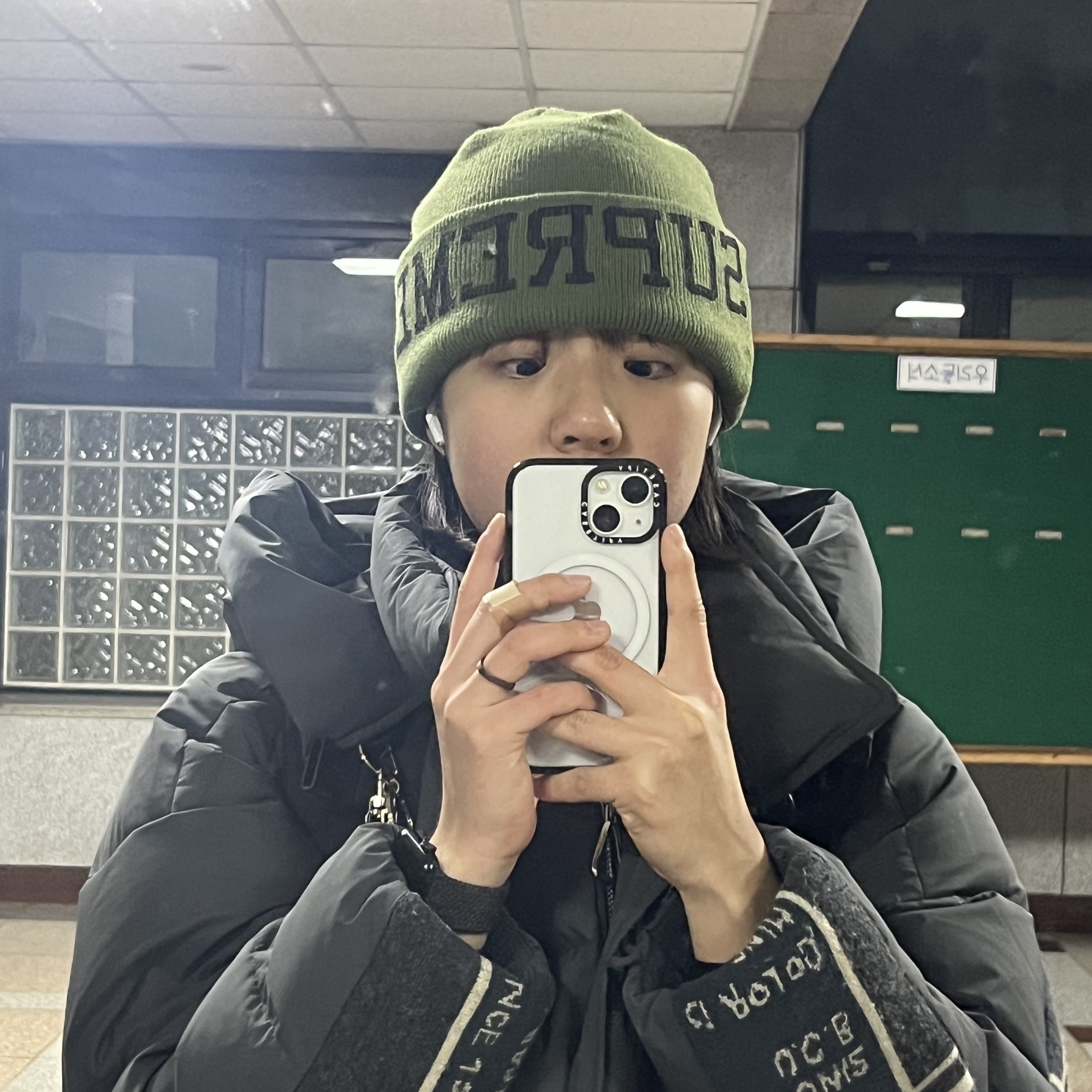 Supreme New Era Varsity Beanie Olive - 23FW 착용 스타일 - 2