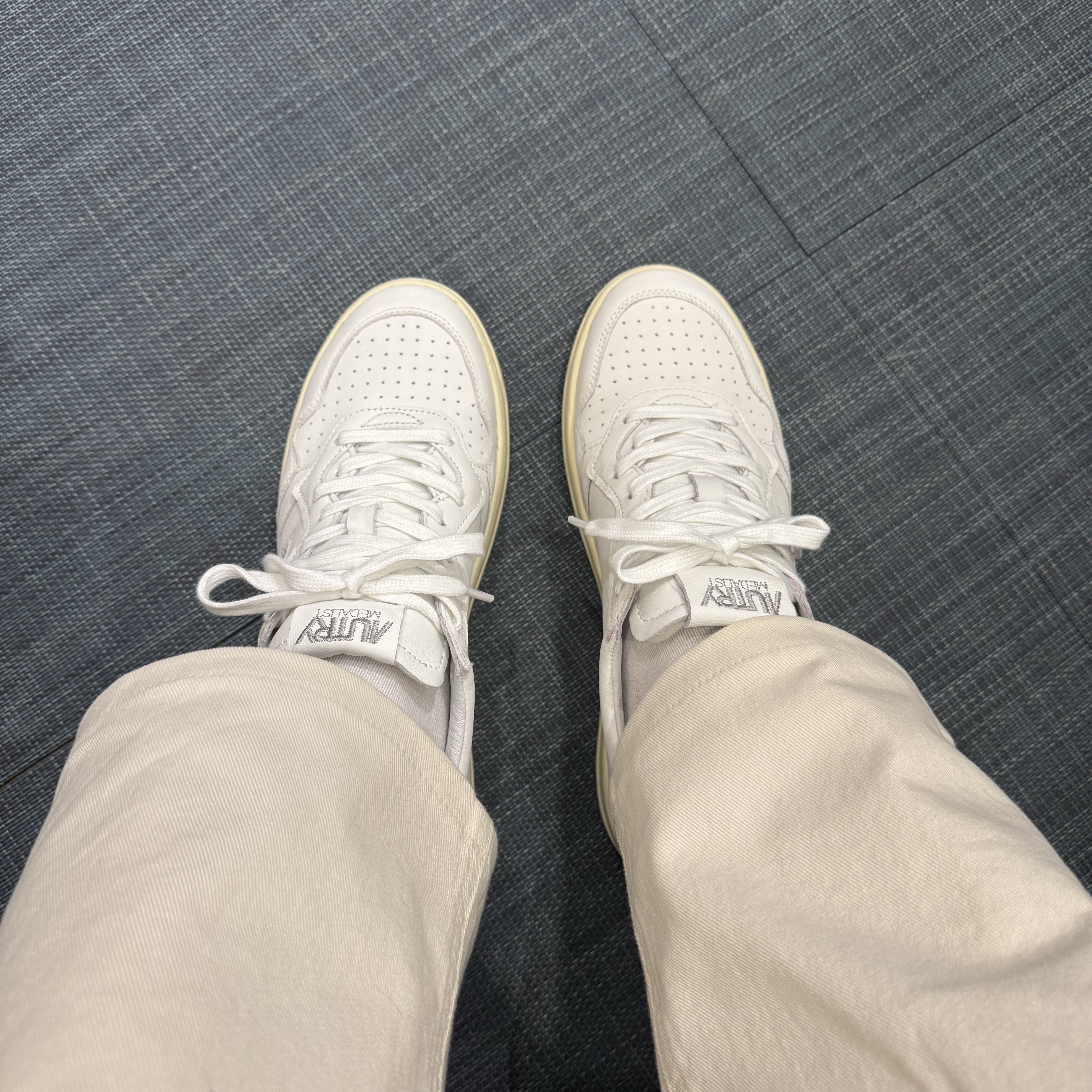 Autry Medalist Low Goatskin Sneakers White 착용 스타일 - 3