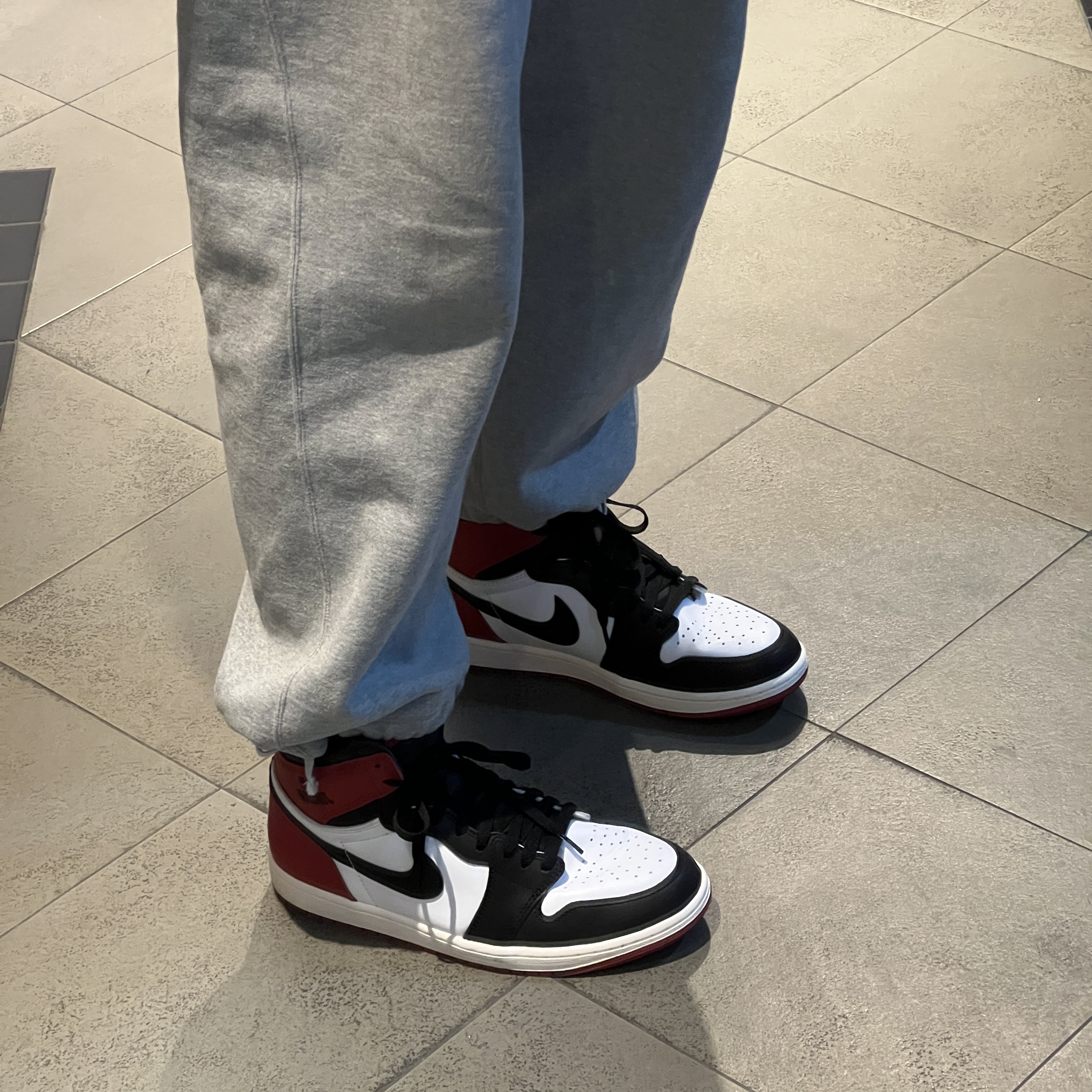 Jordan 1 Retro High OG Black Toe 착용 스타일 - 5