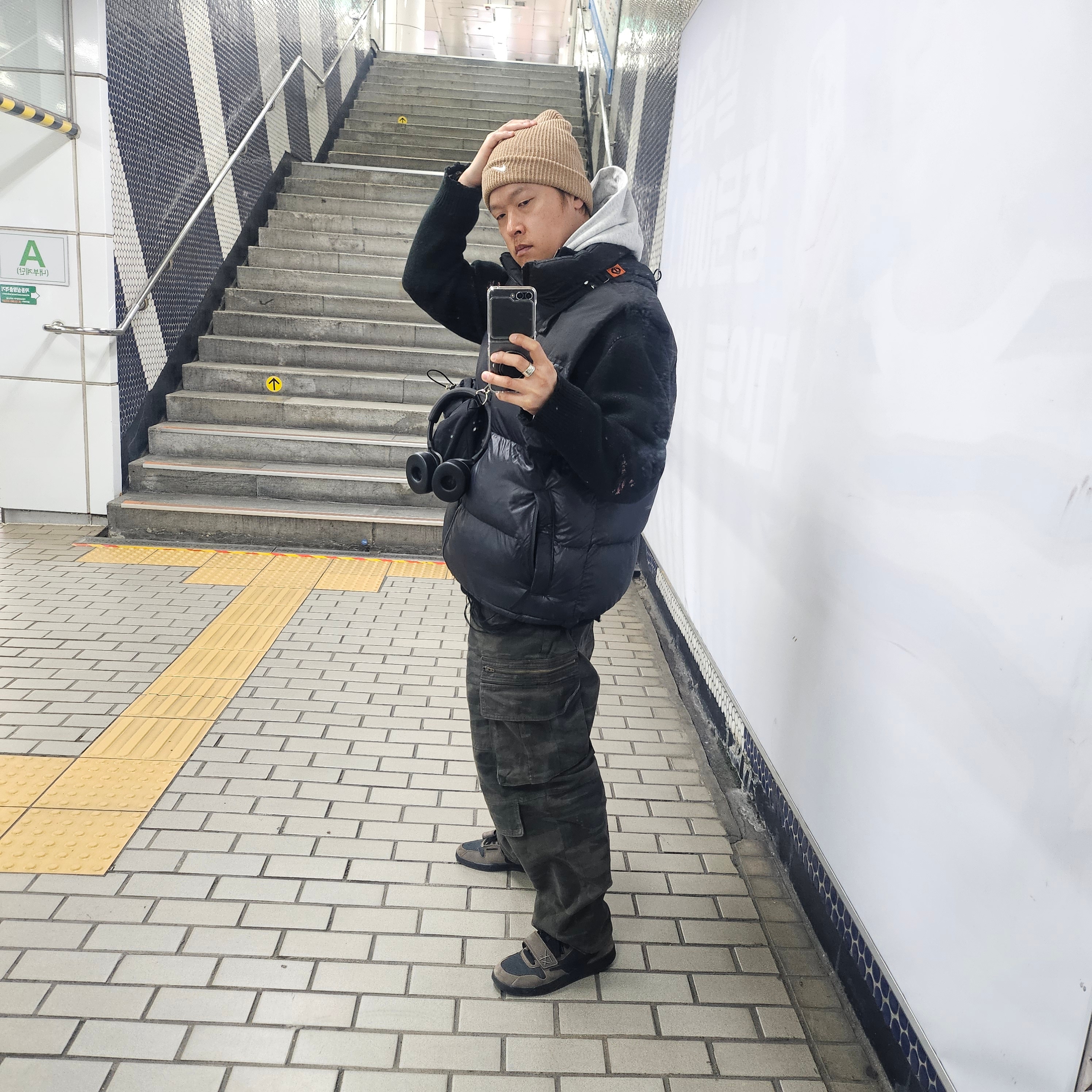 Nike NSW Beanie Utility Swoosh Hemp, The North Face Nuptse On Ball Vest Black 착용 스타일 - 2