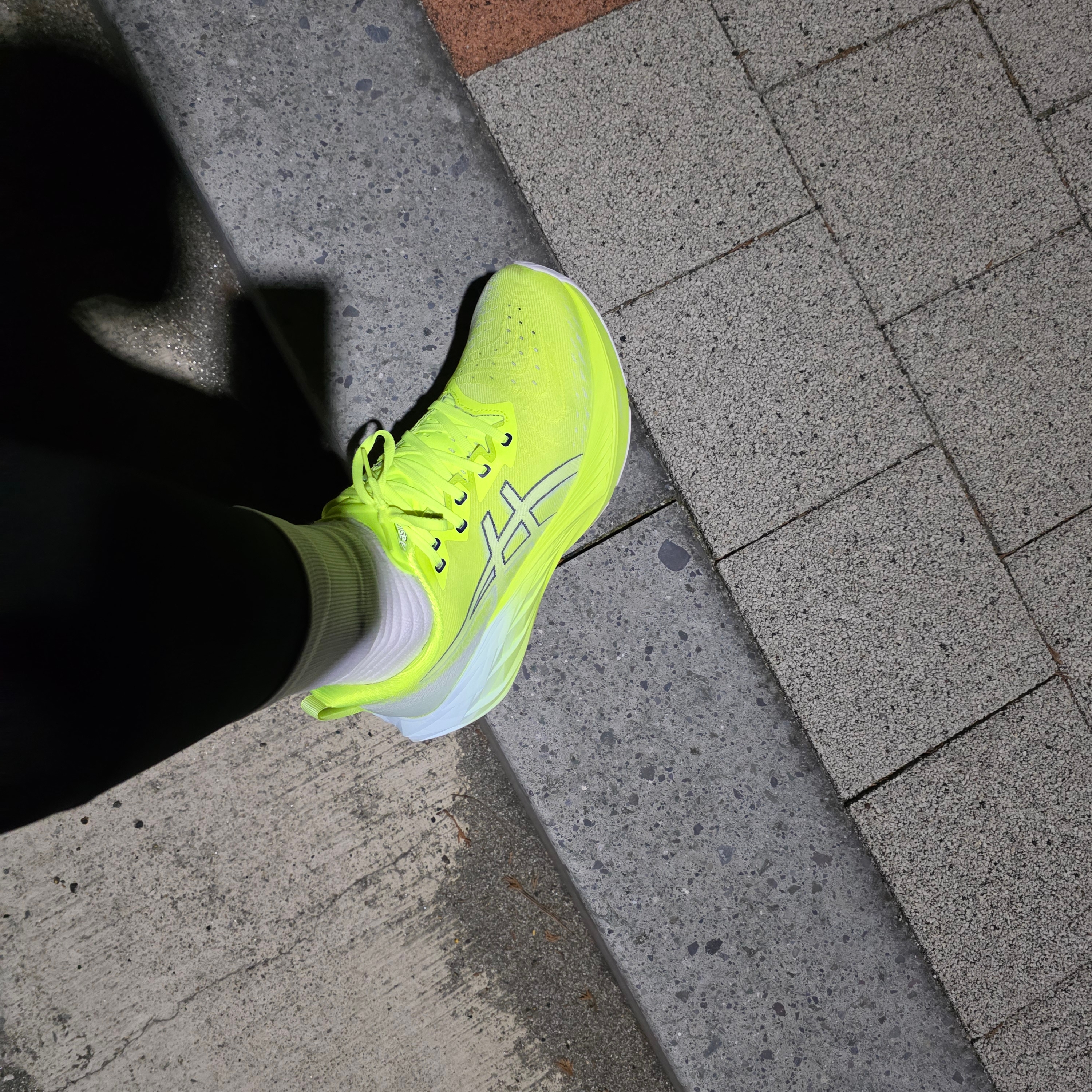 Asics Novablast 4 Safety Yellow Cool Grey 착용 스타일 - 3
