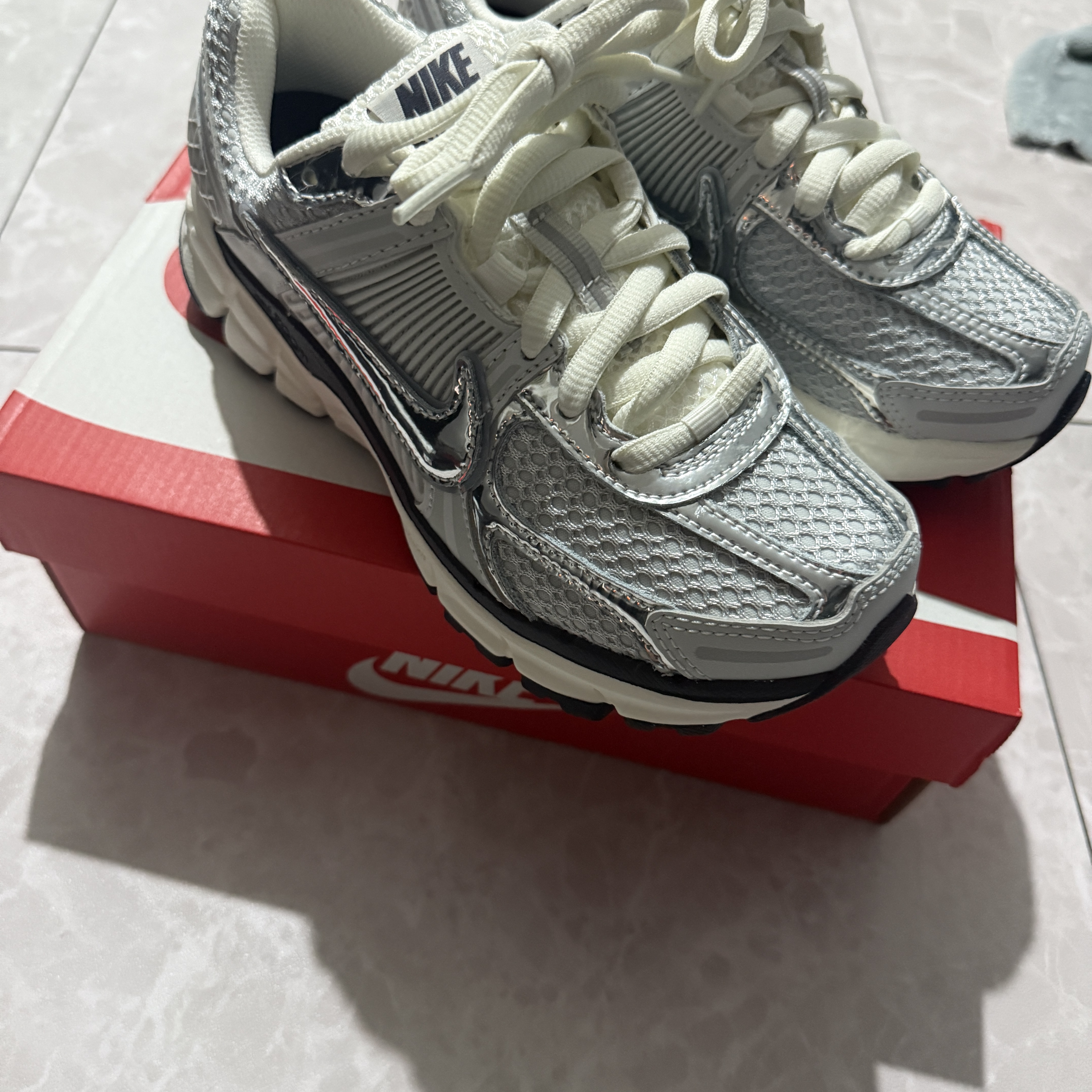 (W) Nike Zoom Vomero 5 Photon Dust and Metallic Silver 착용 스타일